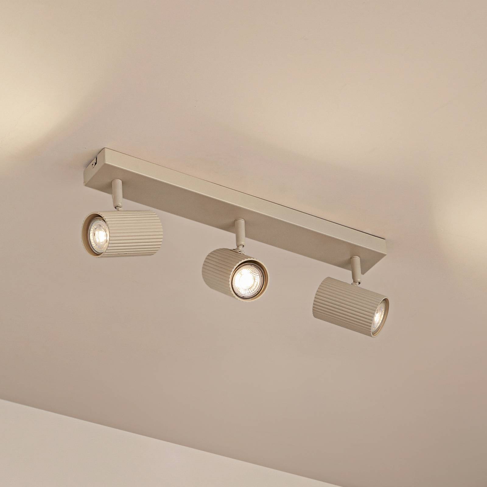 Lindby Wandleuchte Kardis, beige, 3-flg., Metall, GU10 günstig online kaufen
