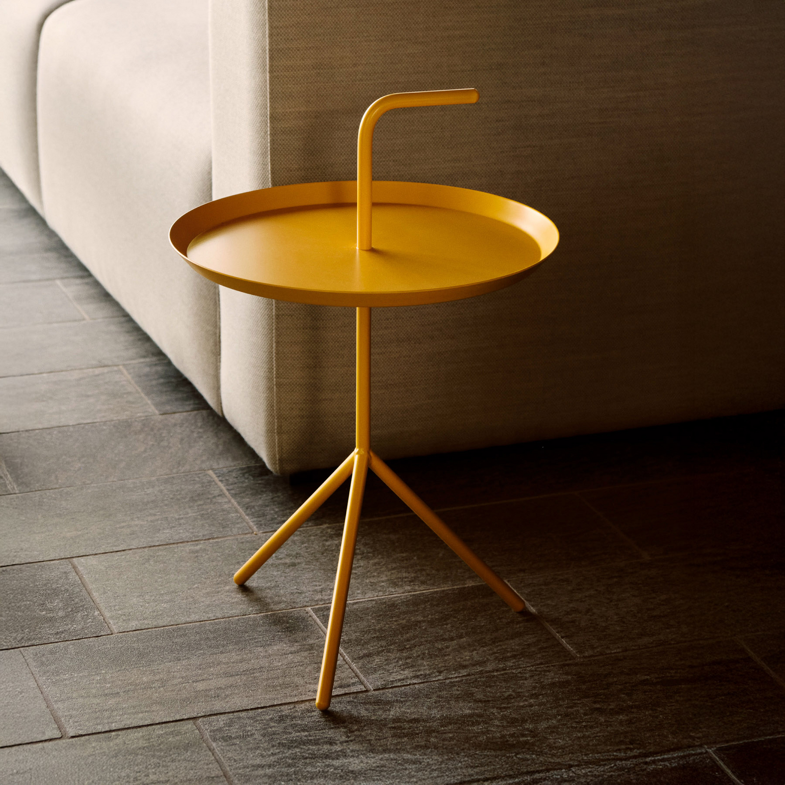 DLM sidobord, gult, höjd 56 cm, stål - HAY