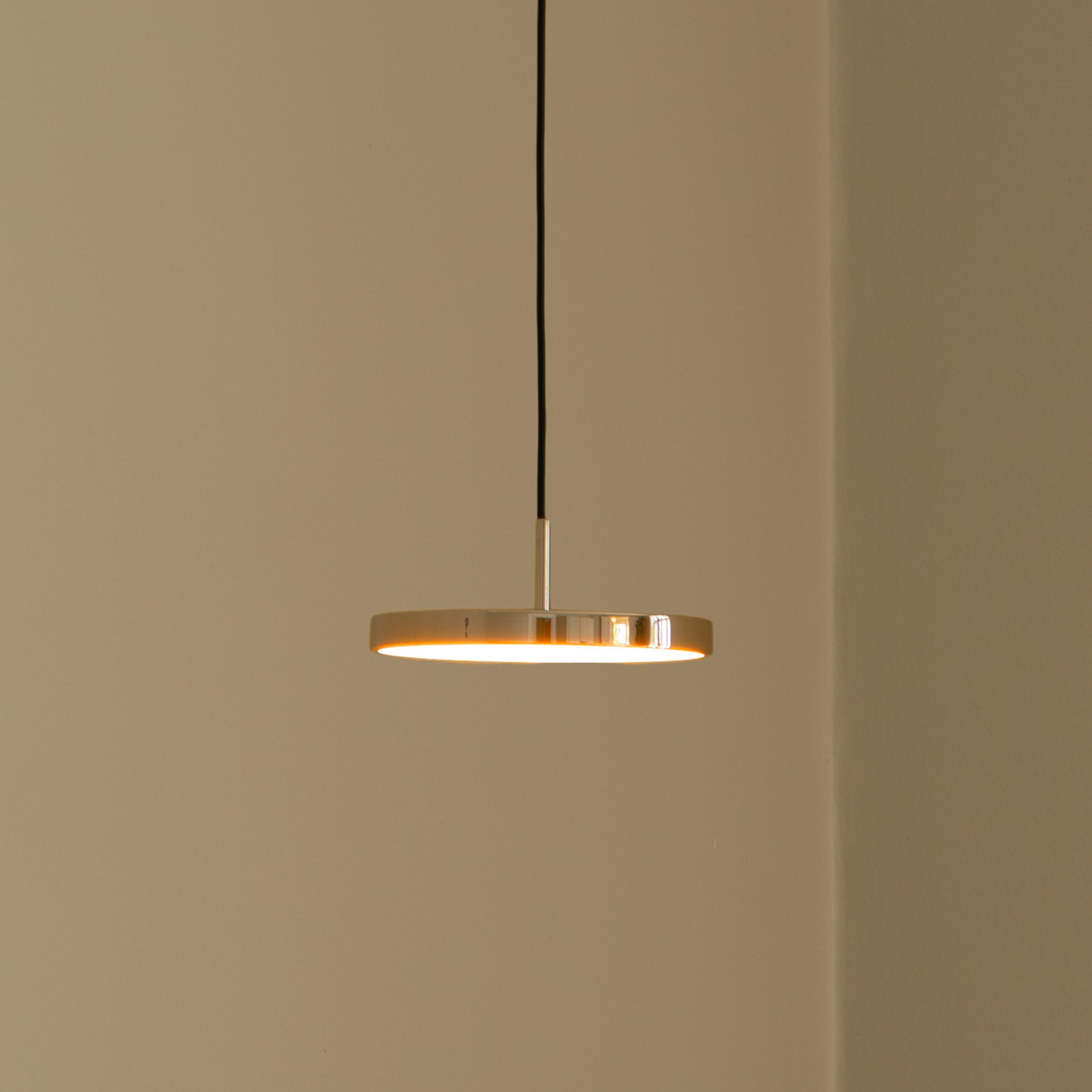 Závěsné světlo UMAGE LED Asteria Micro, leštěná mosaz, Ø 15 cm