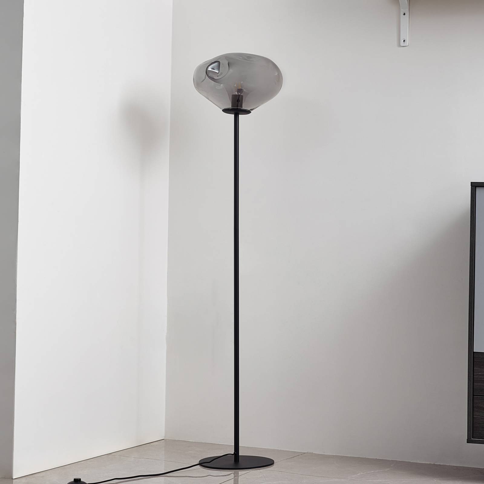 Lampa stojąca Lindby Lelia, dymny szary, szkło, metal, 150 cm