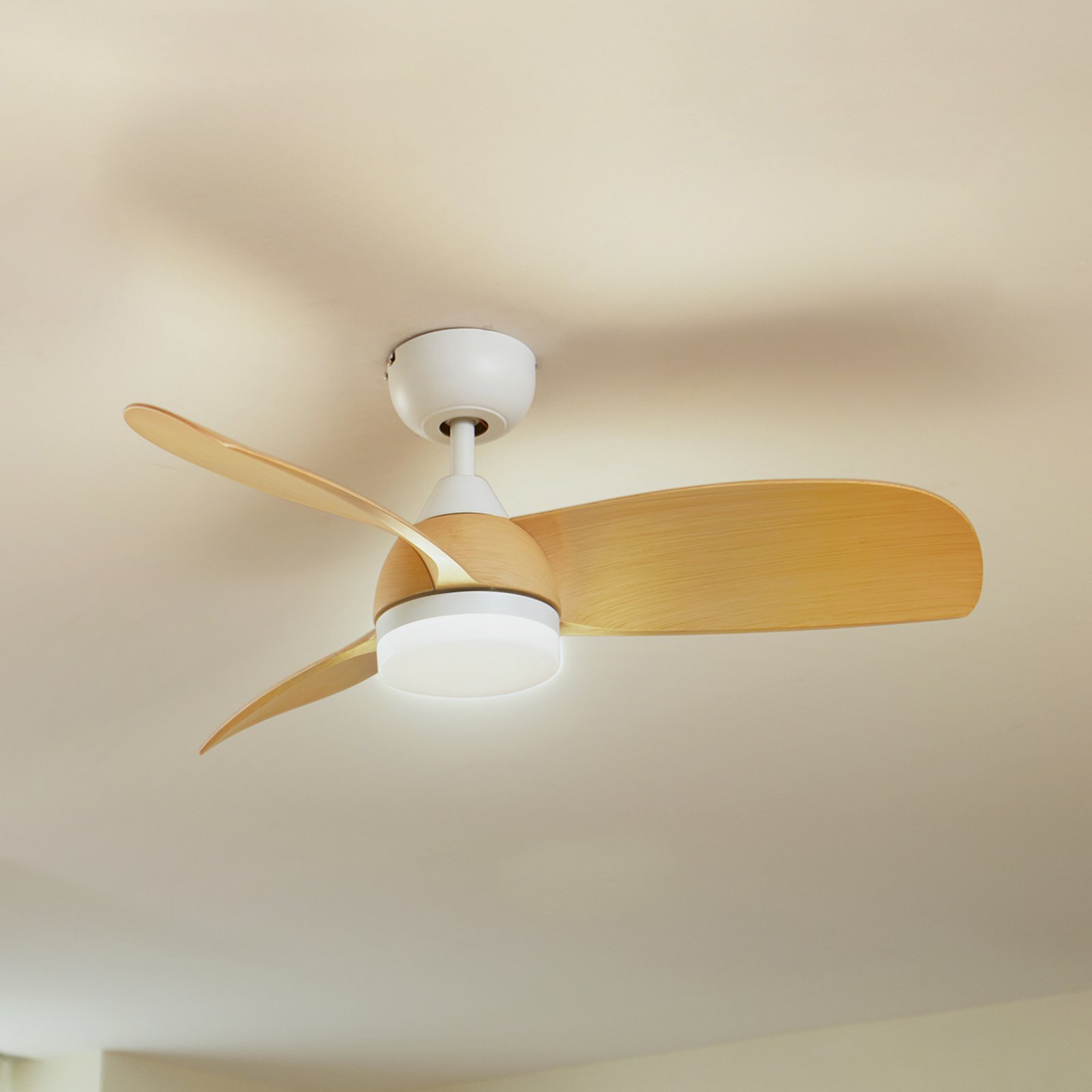 Lindby LED ceiling fan Enon, white/wood-coloured, DC, quiet