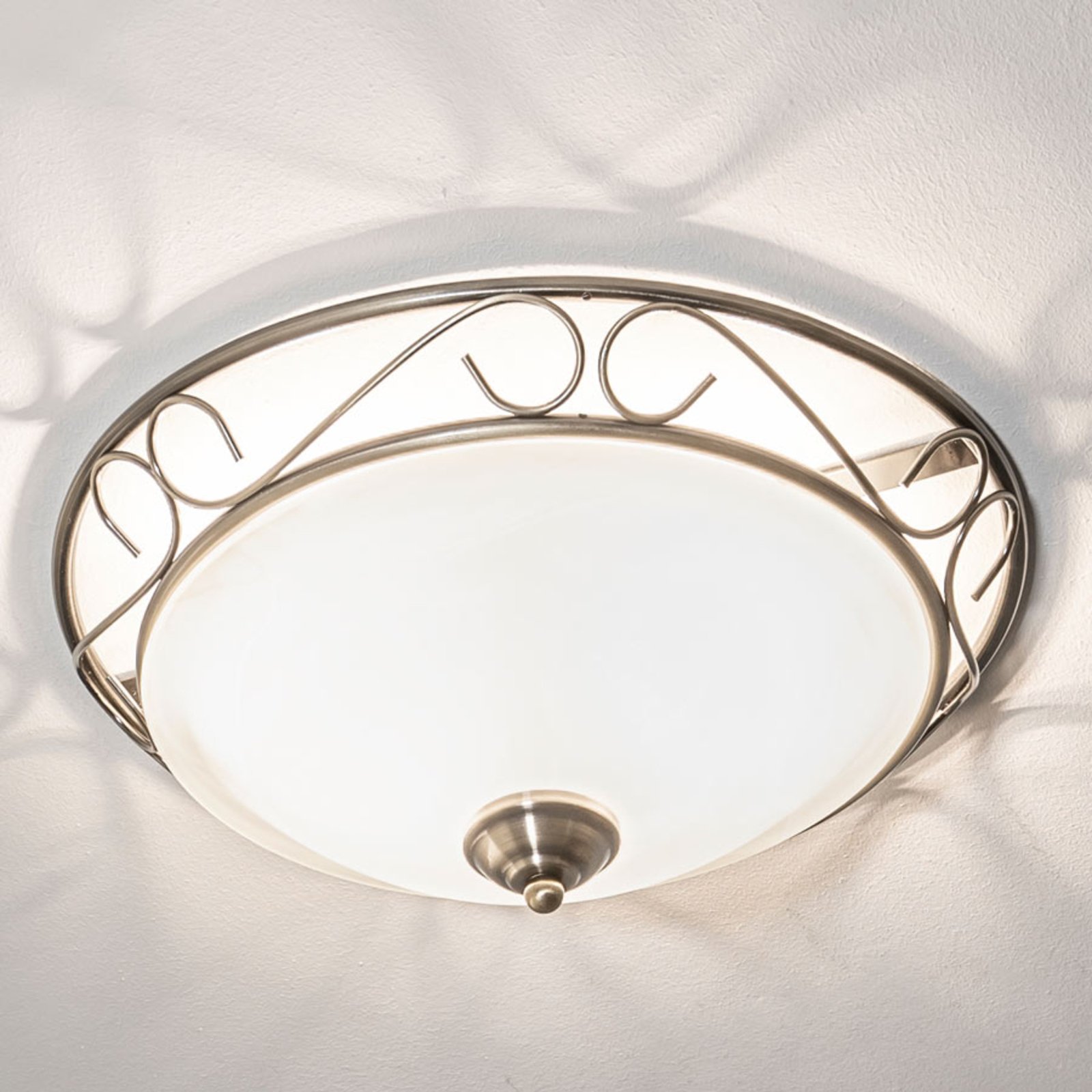 Anneke - romantična i razigrana stropna lampa