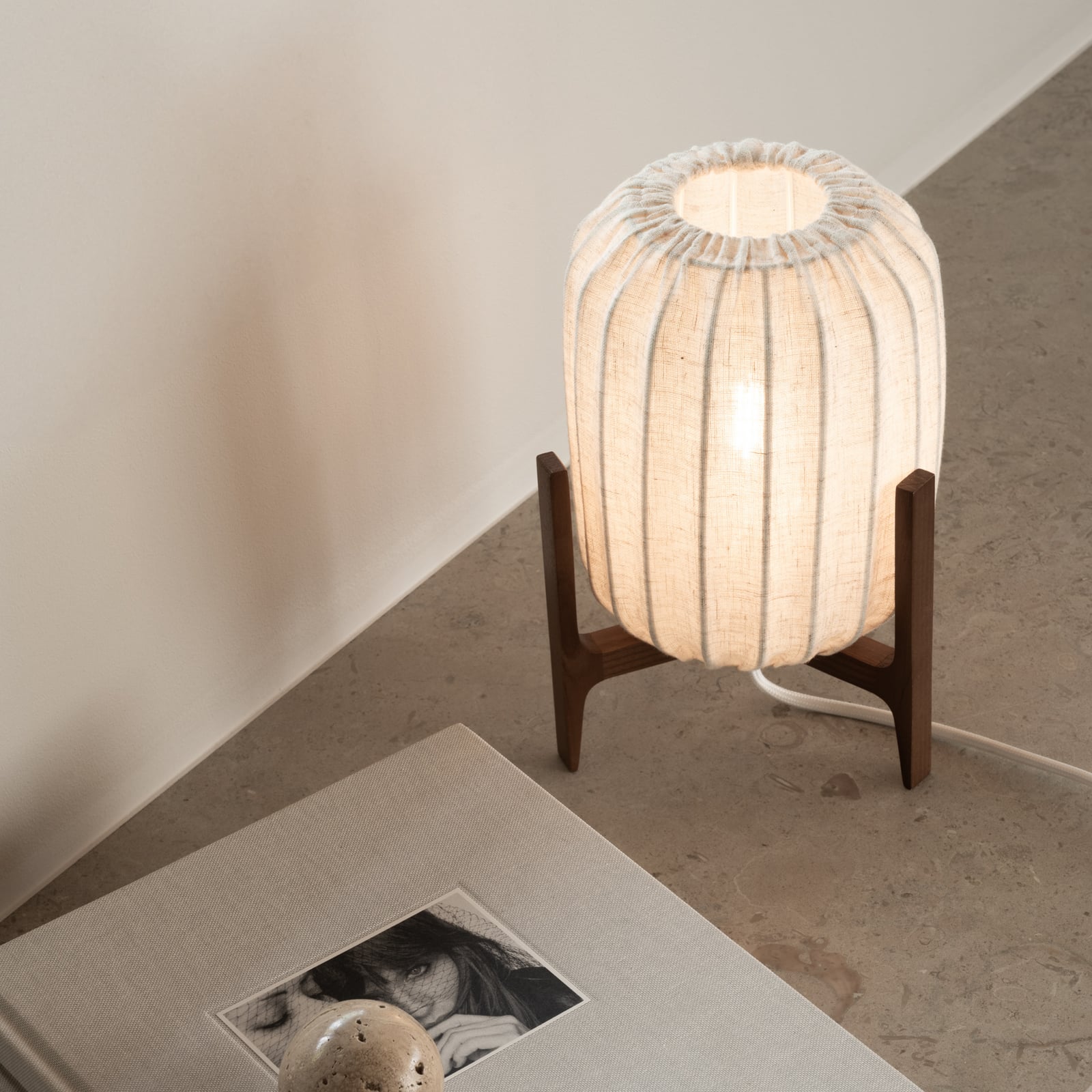 Prisma stolna lampa, jasen/bež, 24 cm, drvo – Watt &amp; Veke