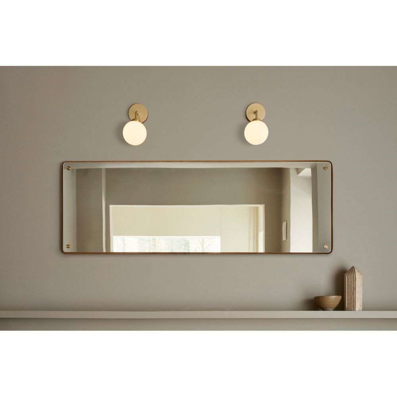 Nuura wandlamp Apiales, hoogte 24 cm, messingkleurig/opaal