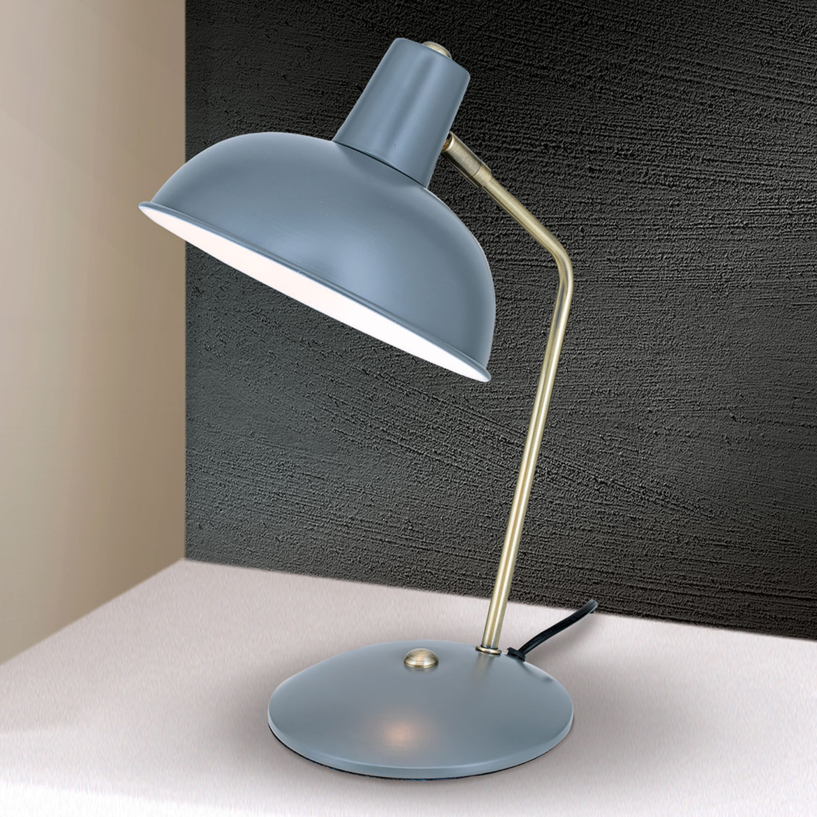 Klasyczny wygląd – lampa stołowa Fedra szara