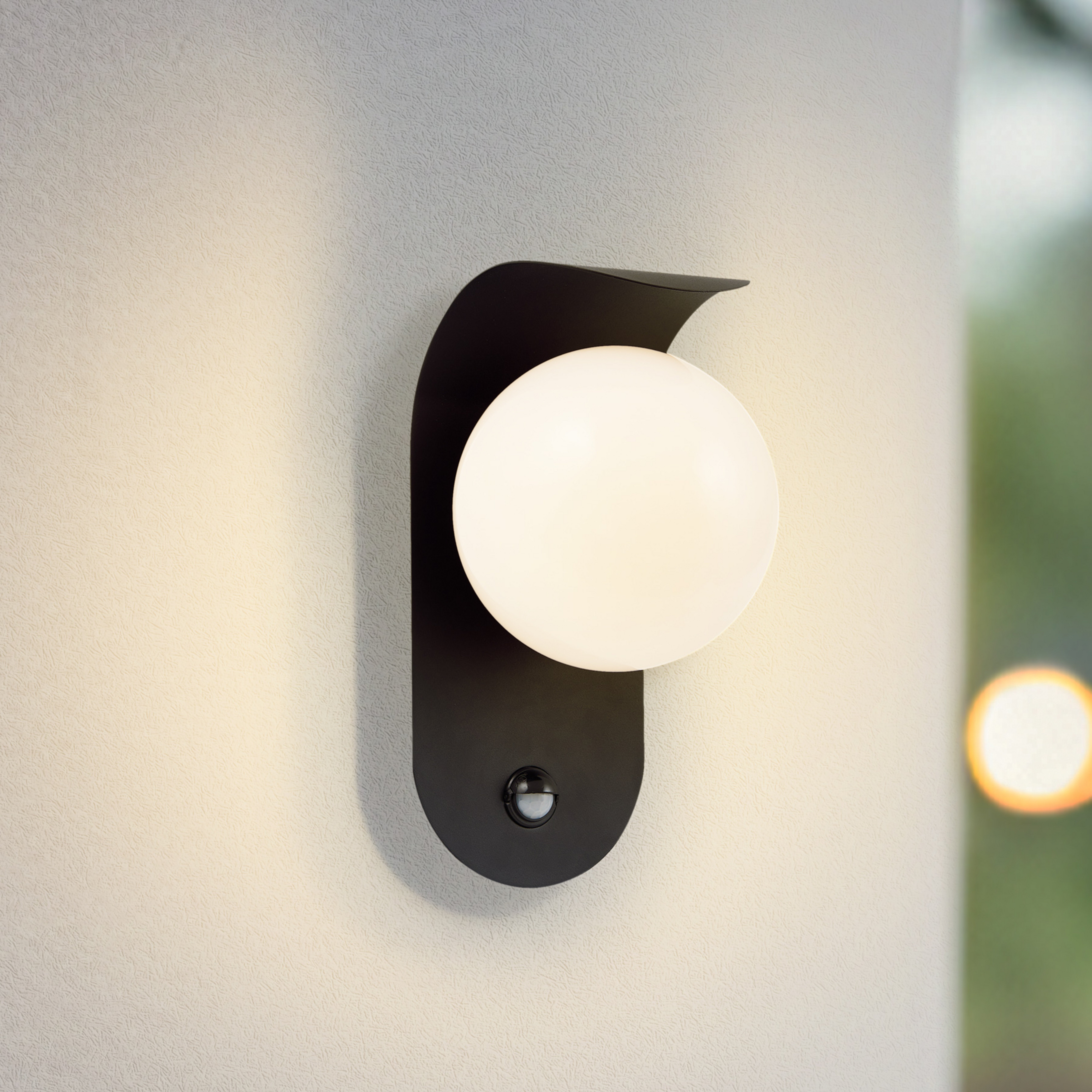 Lindby kinkiet zewnętrzny LED Lacie, czujnik, czarny/biały, aluminium