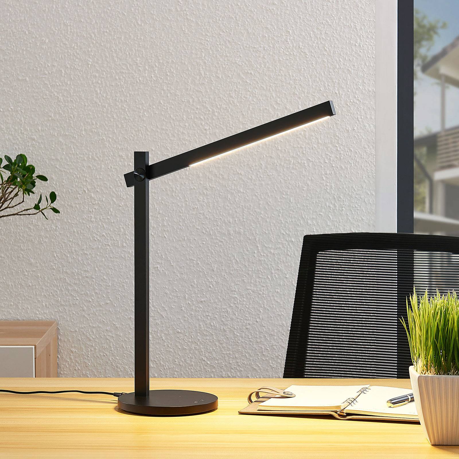 LED-skrivebordslampe Loretta rettlinjet og svart