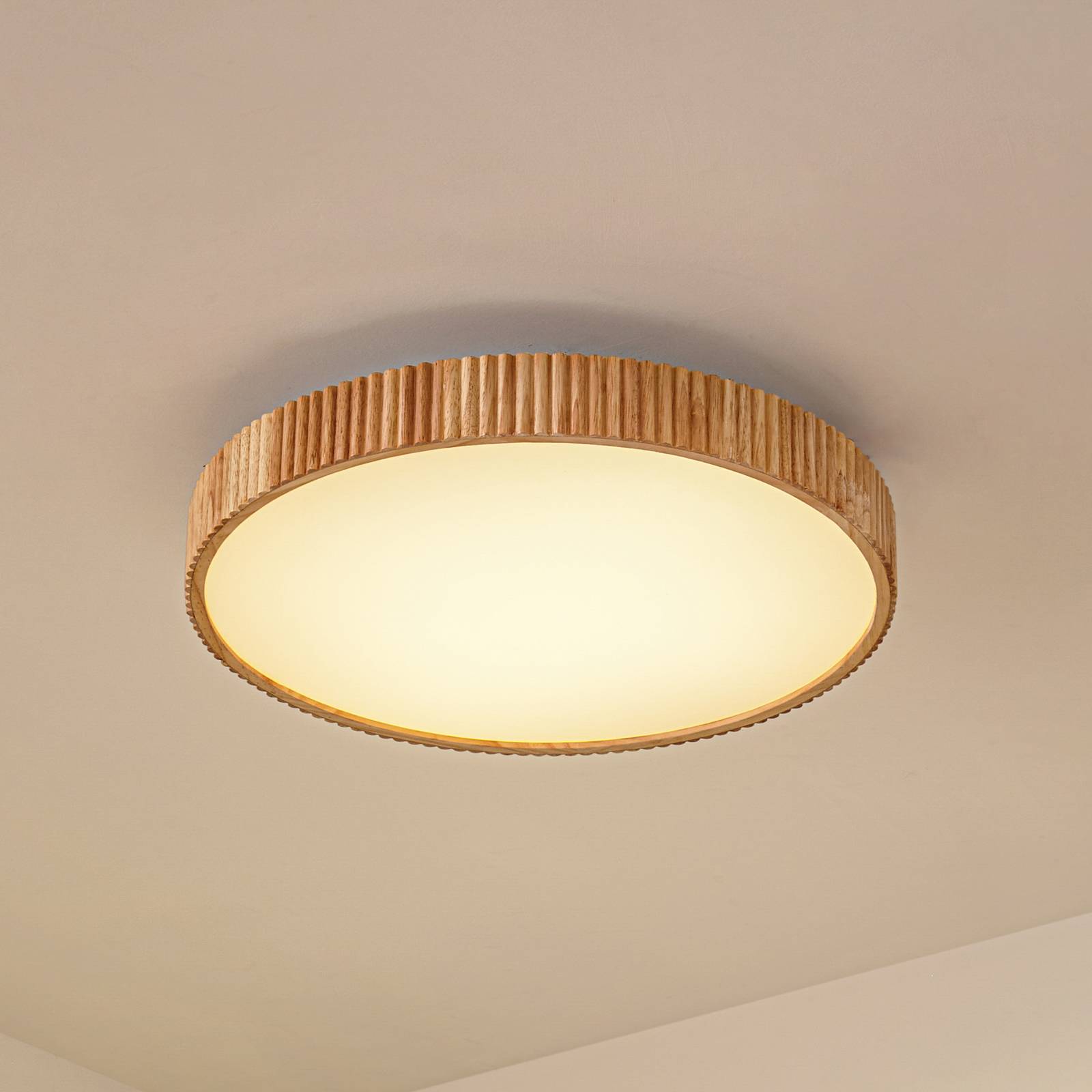 Lindby Lampa sufitowa LED Velua, biała/jasne drewno, CCT, Ø 50 cm