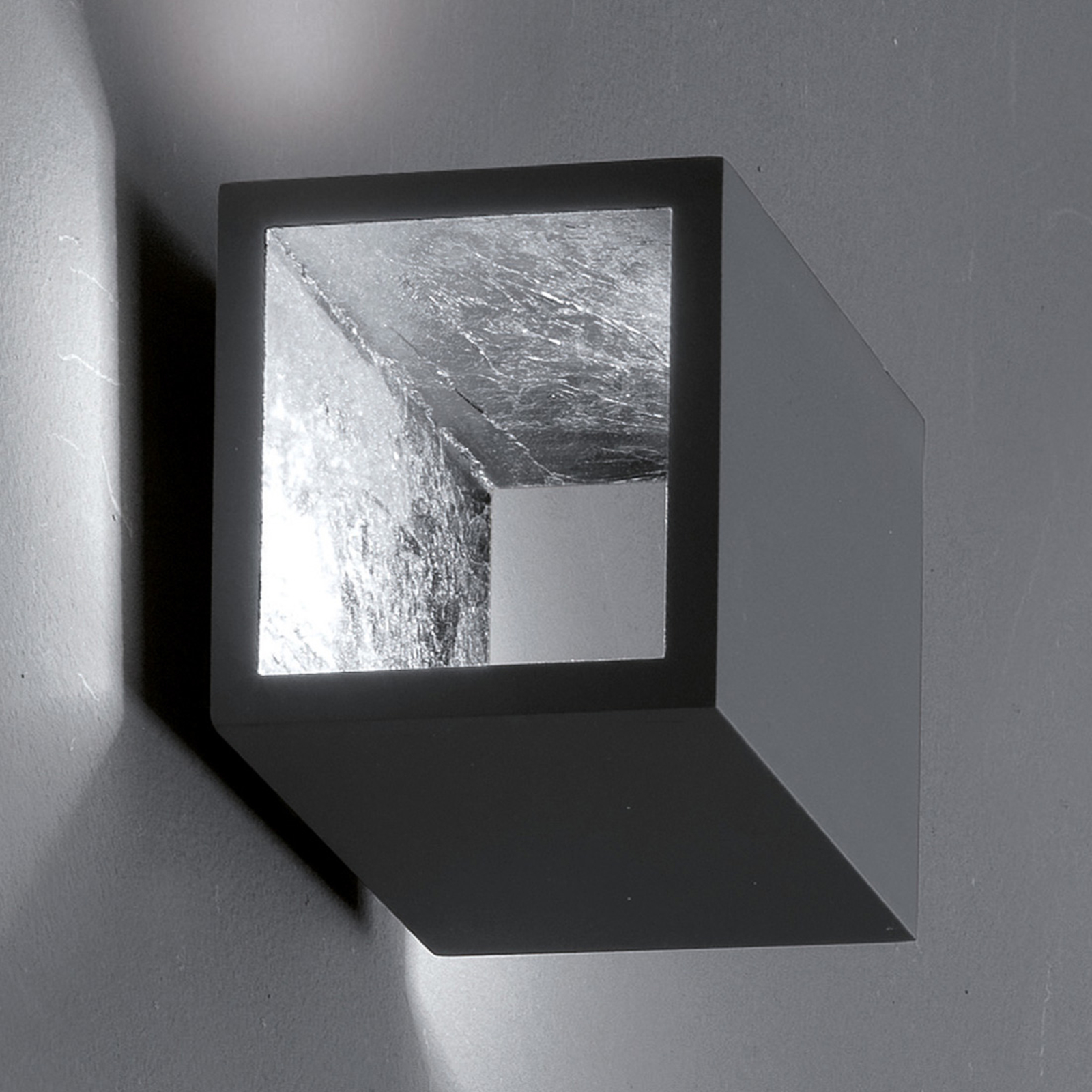 ICONE Cubò LED wall light, 10 W titanium/silver