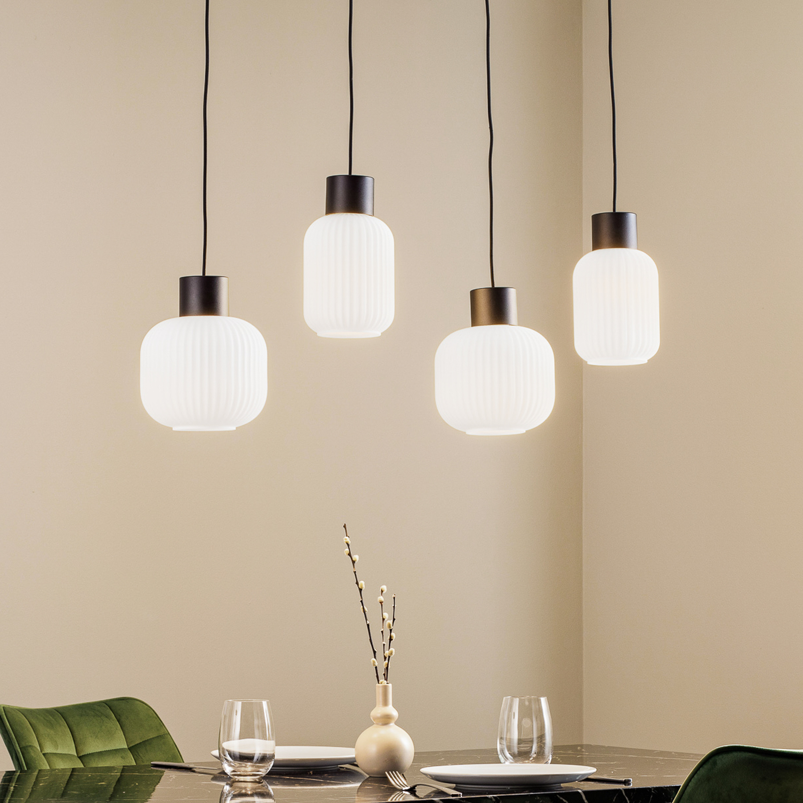 Lucande Lomeris hængelampe, fire lys, hvid