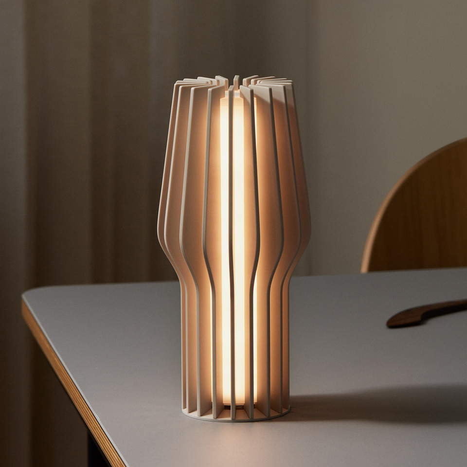 PLEASE WAIT to be SEATED Radiant bärbar bordslampa 25 cm, beige från PLEASE WAIT to be SEATED