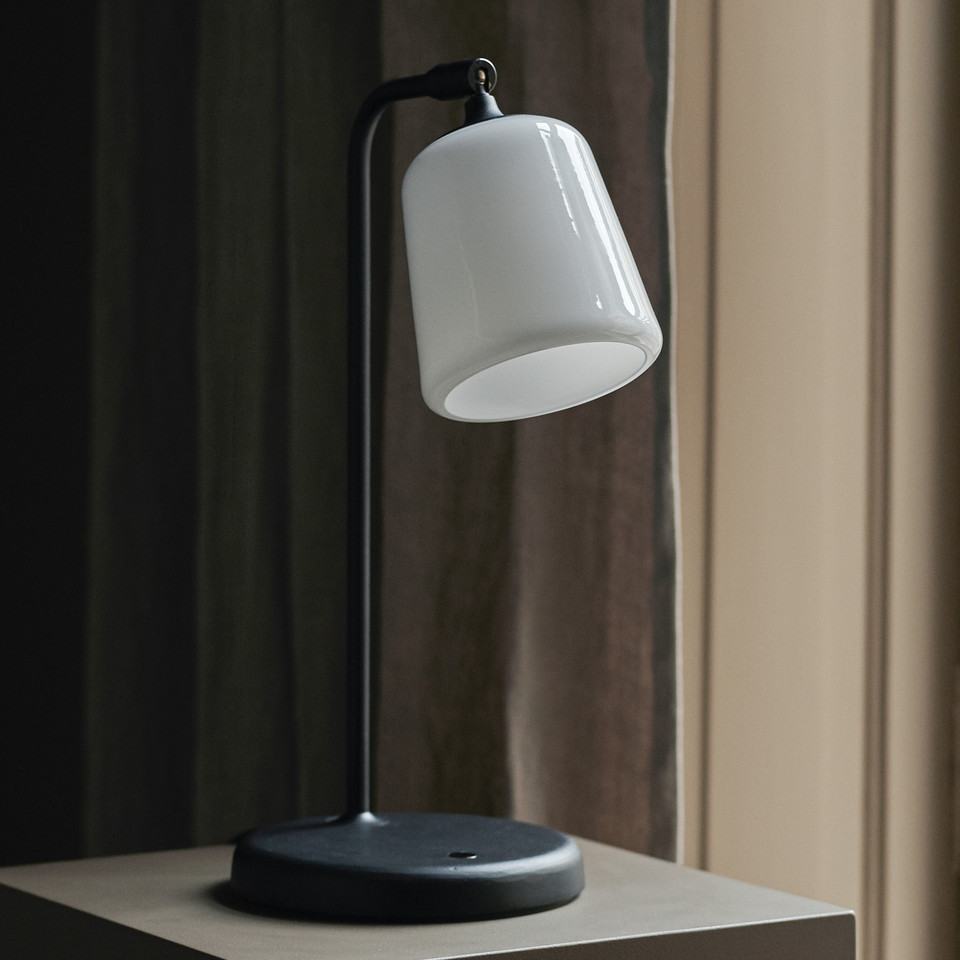 New Works Material Bordslampa White Opal Glass, svart från New Works