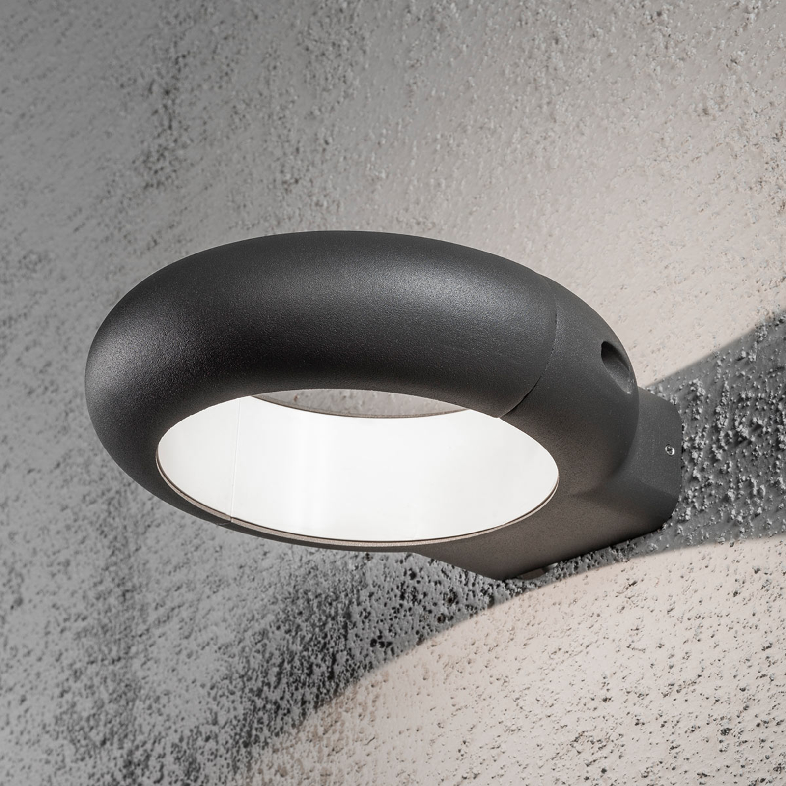 Konstmide Rovigo ringformet utend?rs LED-vegglampe - Sort
