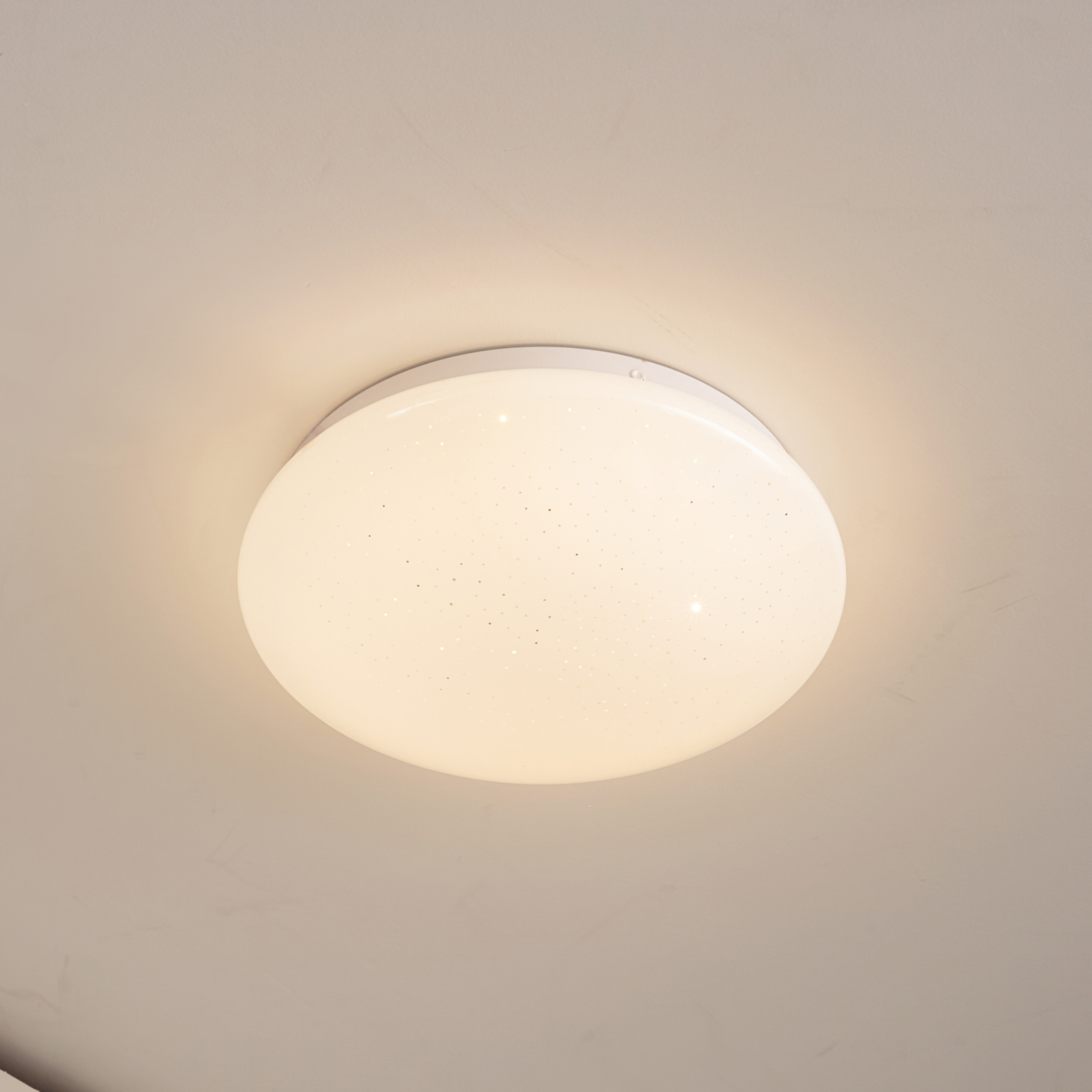 Lindby LED stropna svjetiljka Janosch, bijela, Ø28cm, daljinski upravljač