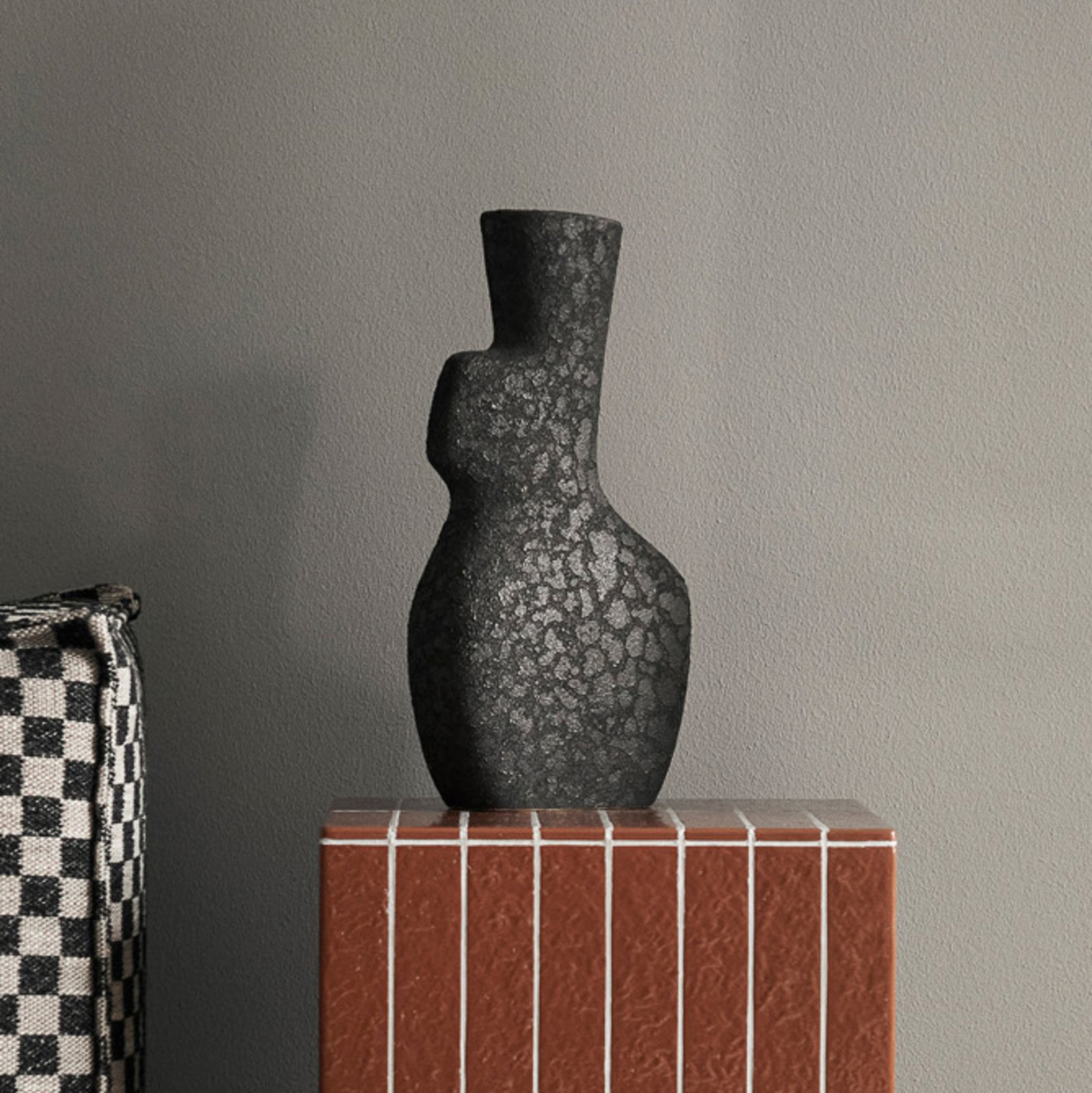 ferm LIVING Yara Μεγάλο βάζο, σκούρο γκρι, ύψος 35 cm, κεραμικό