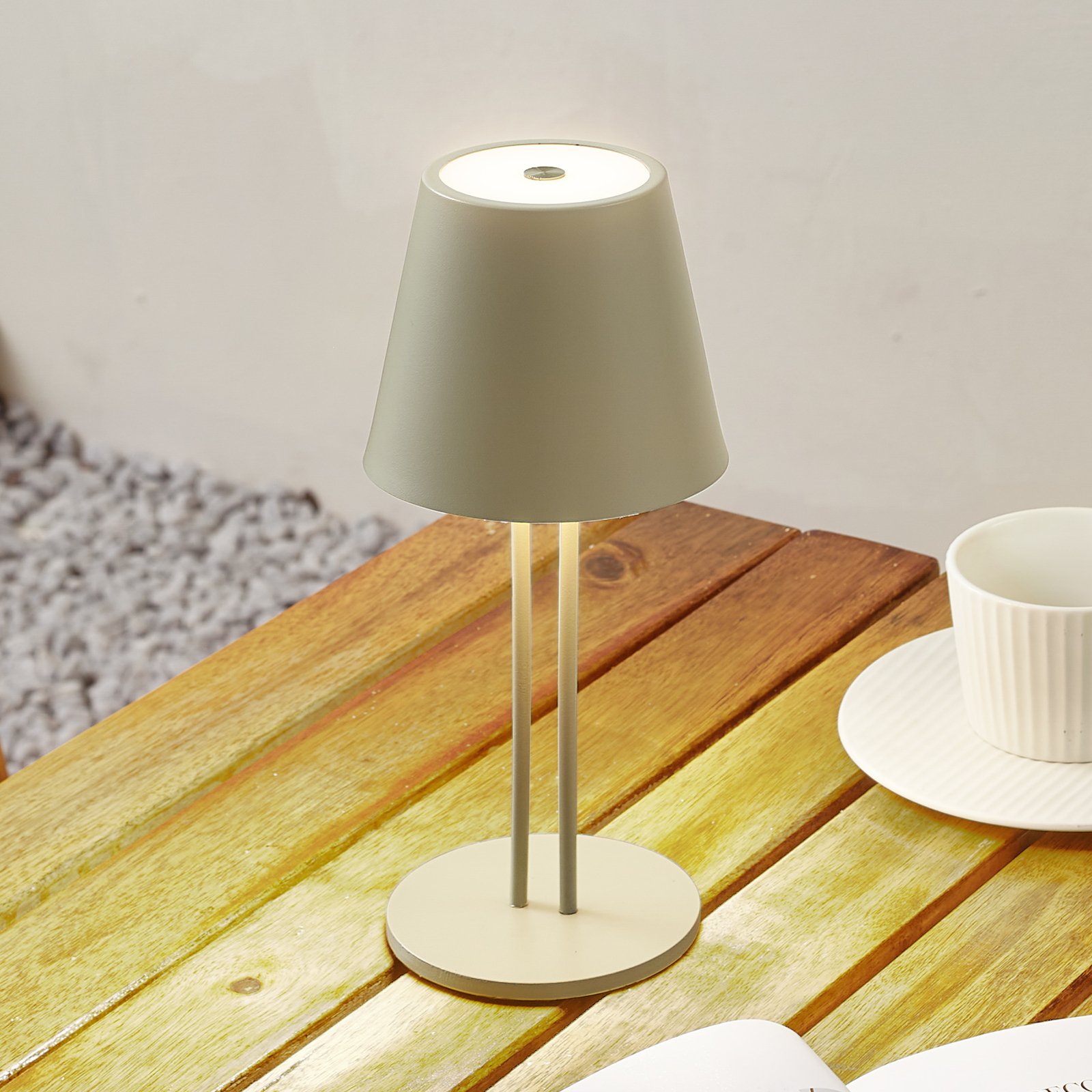 Lámpara de mesa Lindby LED recargable Janea, de dos patas, verde, metal