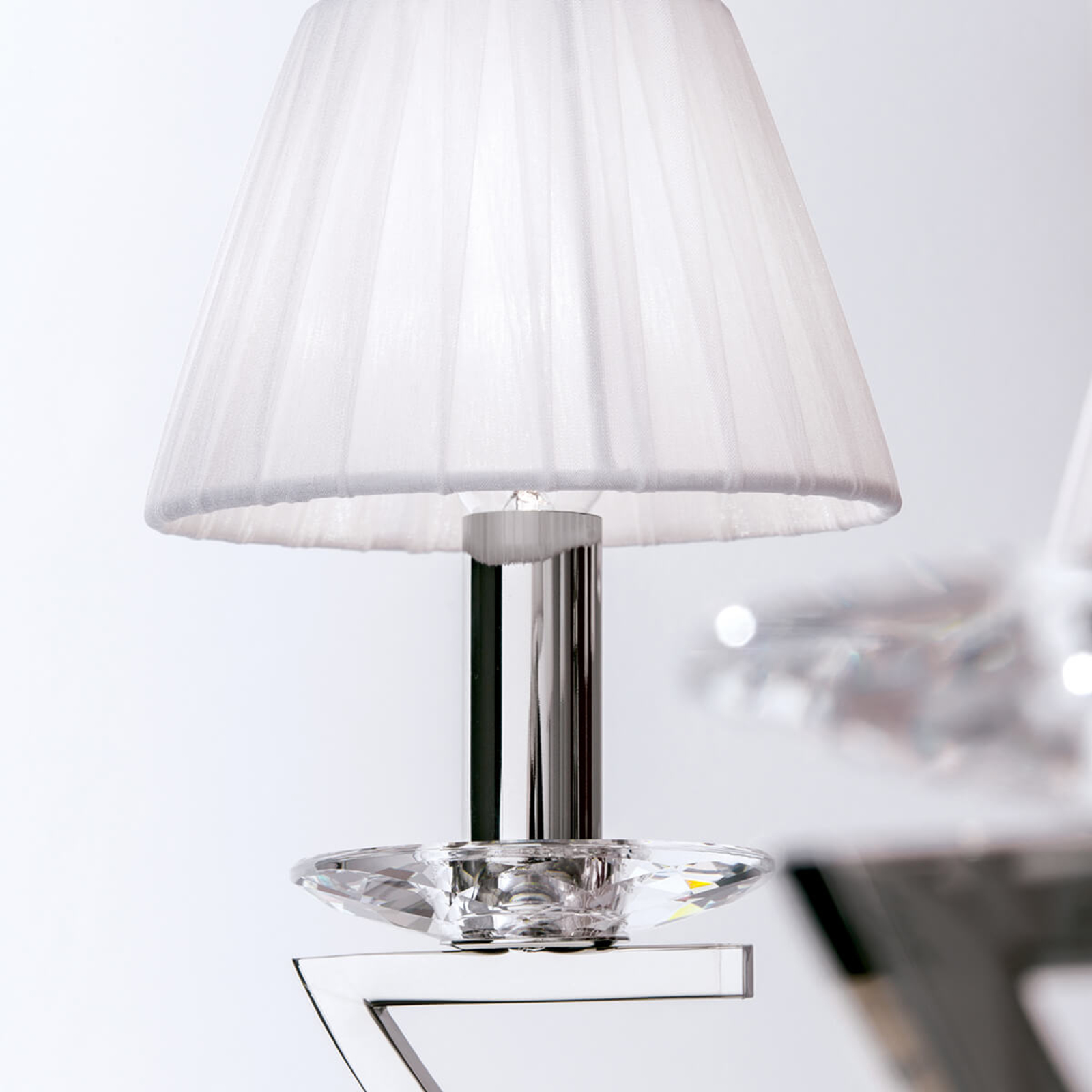 Avala – praktfull ljuskrona i nickel och vitt