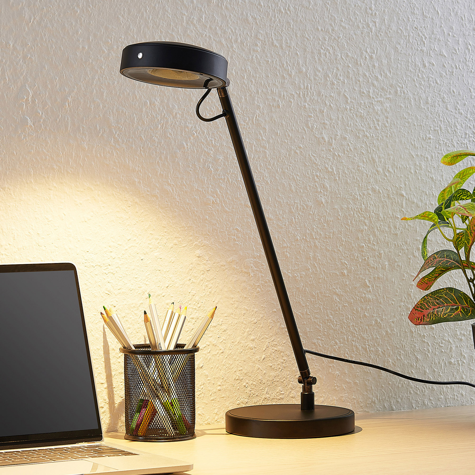 Lucande Vilana LED íróasztal lámpa, fekete