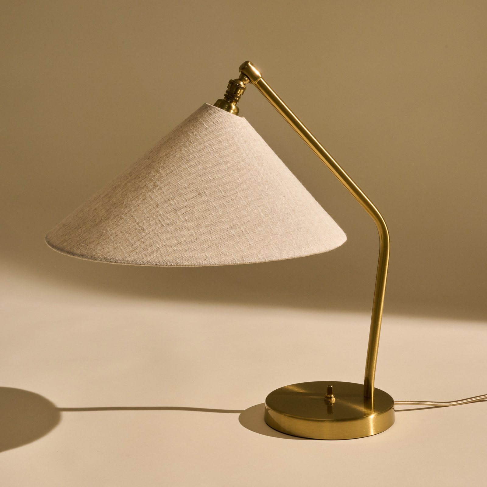 Gräshoppa bordlampe grå metal/tekstil E14 - GUBI