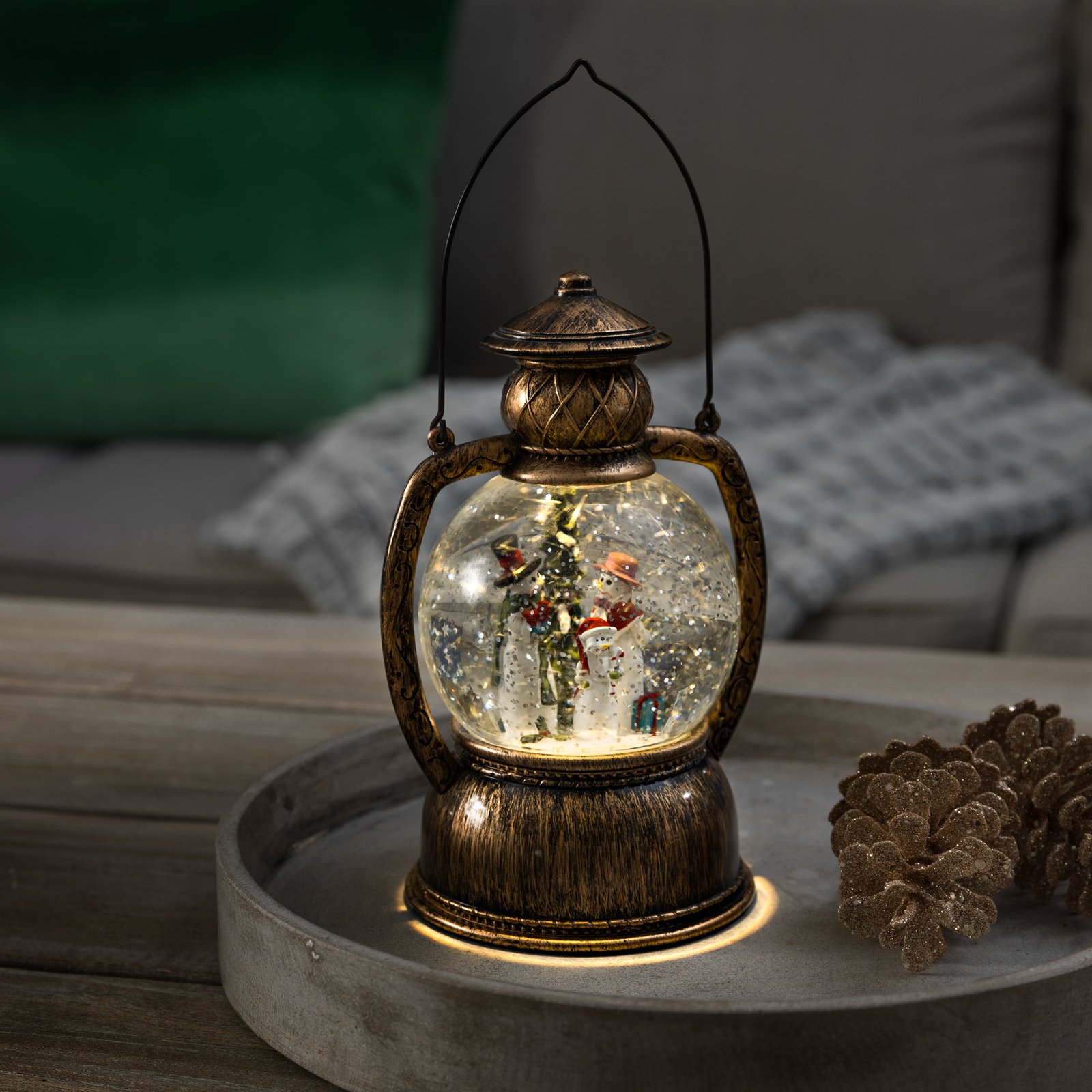 Snowman Family LED globe lantern, water-filled