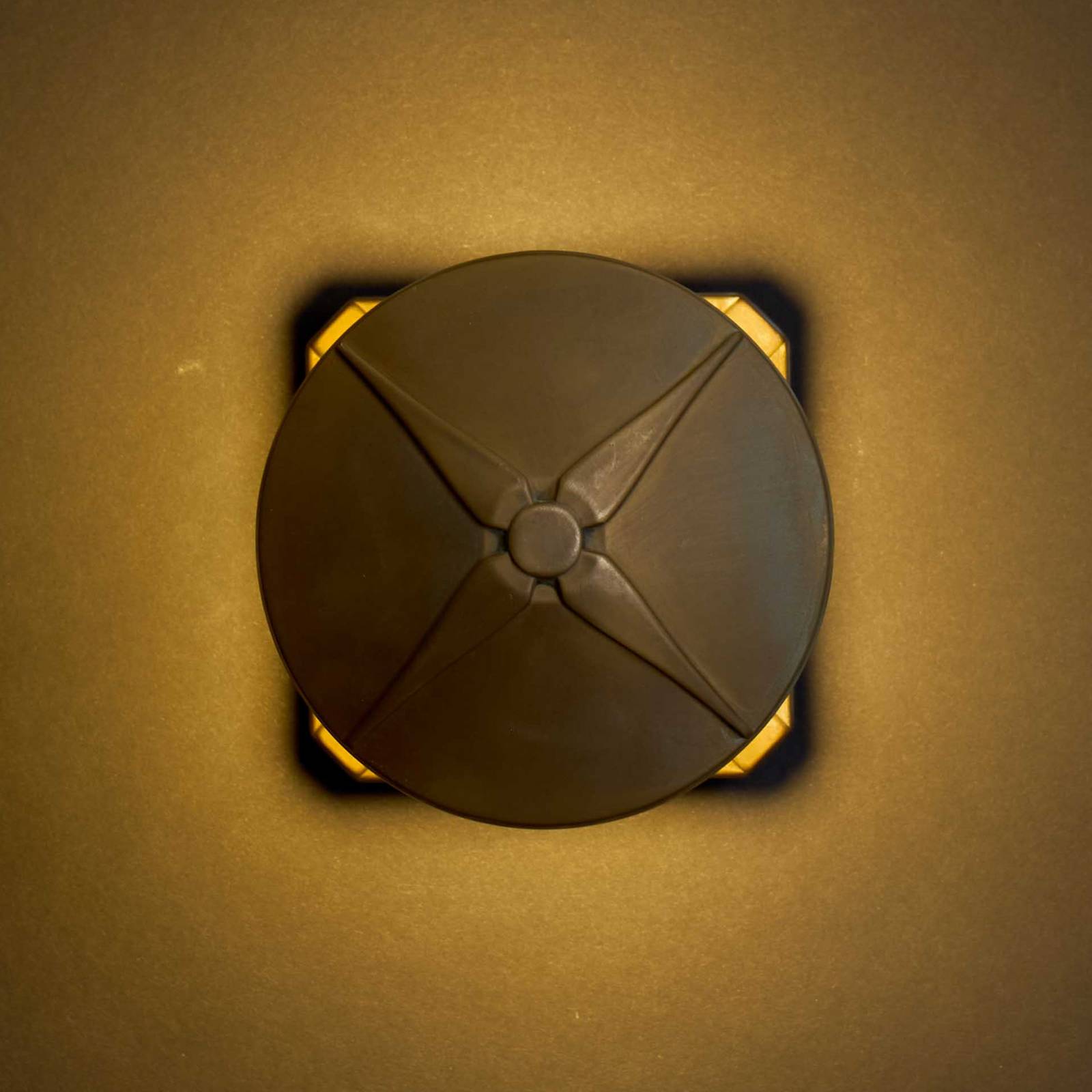 Kinkiet LED Aura Disk, głębokość 12,5 cm, mosiądz postarzany, IP65