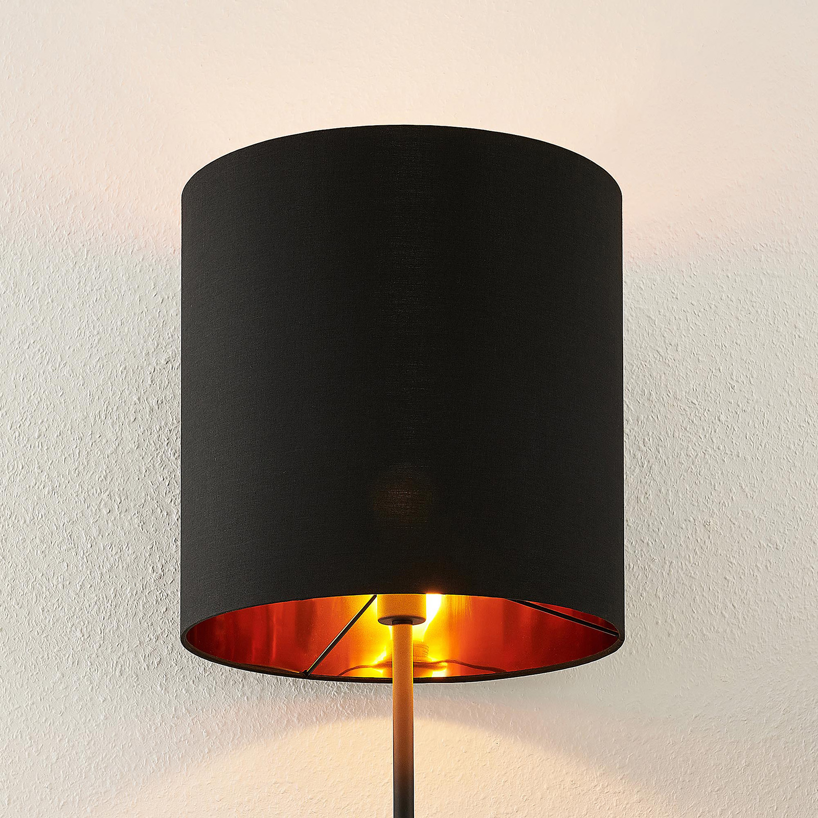 Lindby Nymar stojací lampa, látka, černo-zlatá