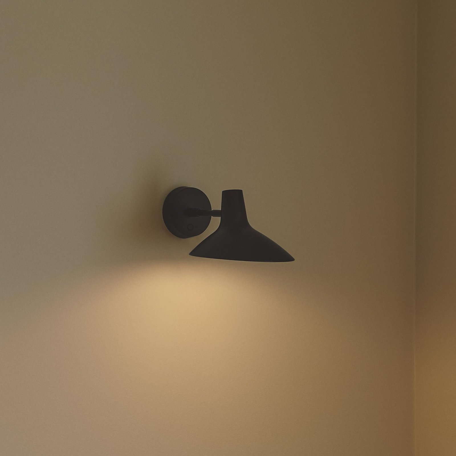 Darci Kratka stenska svetilka, projekcija 33,5 cm, črna