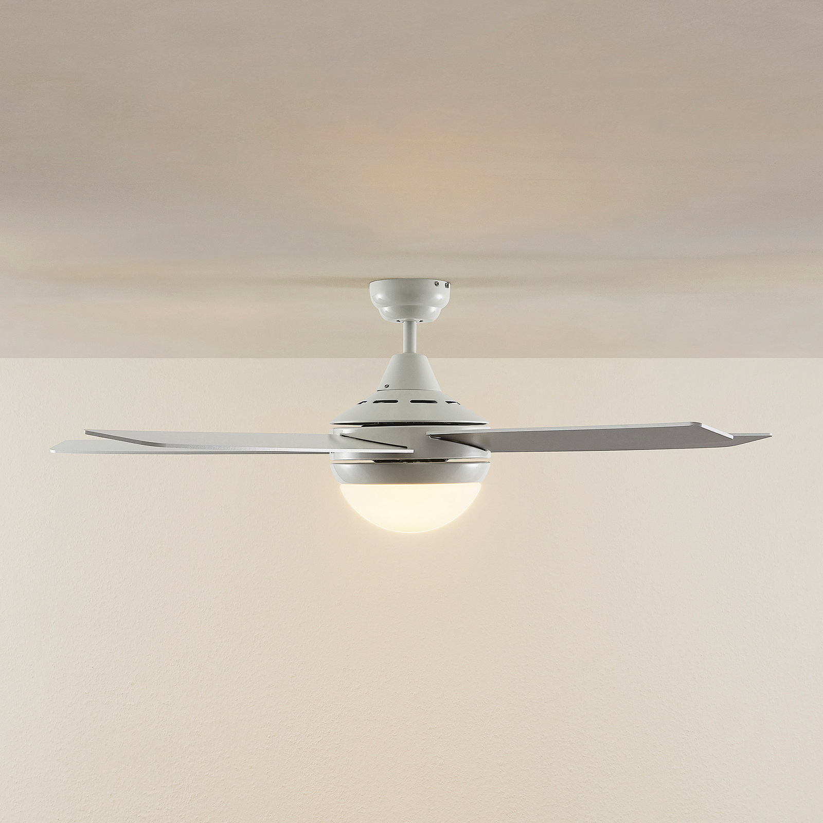 Stropni ventilator Lindby z lučjo Auraya, tih, bel, 130 cm