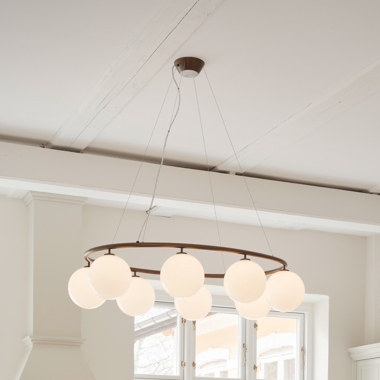 Lustre ovale Miira 8, bronze/opale, à 8 lampes - Nuura