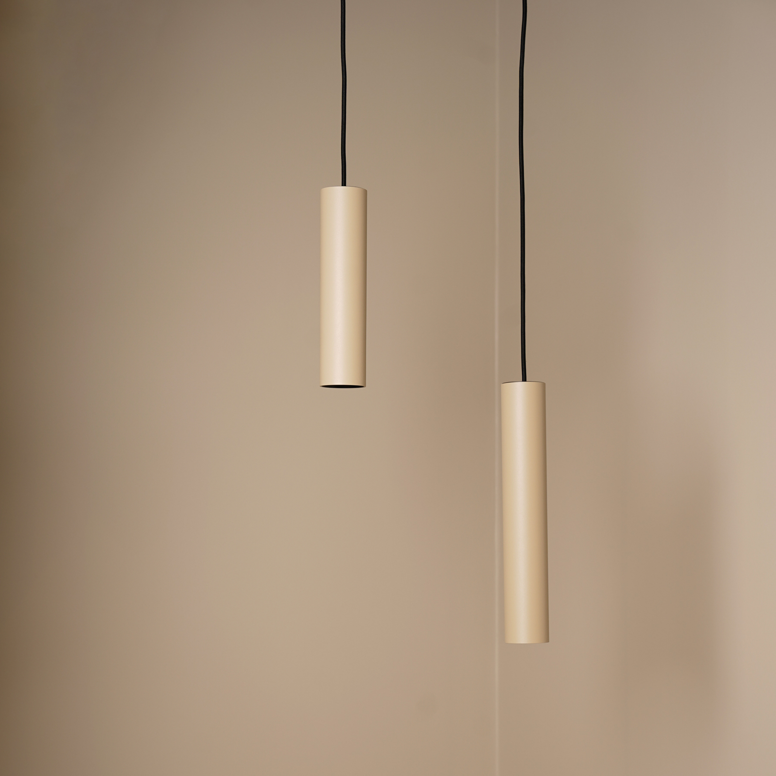 Tube Flex hængelampe, højde 25 cm, beige, metal – Antidark Tube Flex hængelampe, højde 25 cm, beige, metal – Antidark