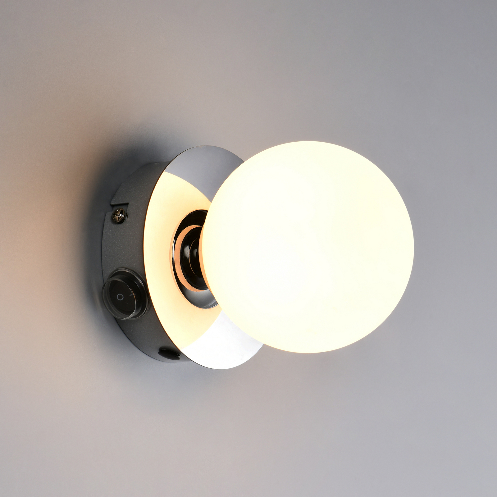 Sienas lampa „Alfio“, Ø 11 cm, hroma krāsā, metāls/stikls, IP44 Sienas lampa „Alfio“, Ø 11 cm, hroma krāsā, metāls/stikls, IP44