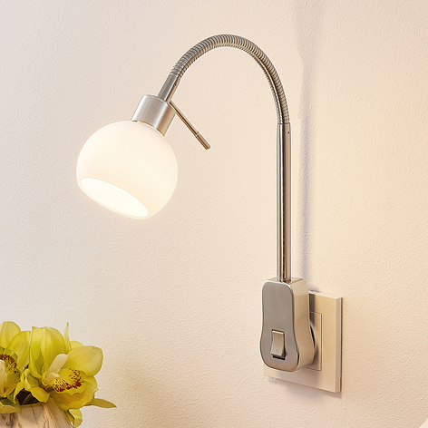 Lindby Aeryn stikkontaktlampe, fleksarm, bryter