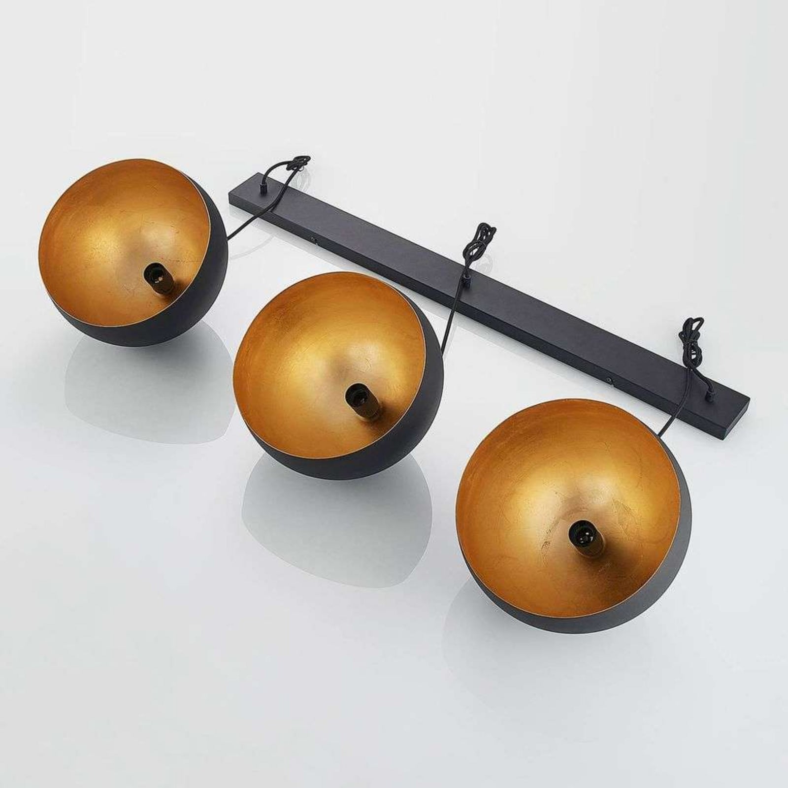 Lindby piekaramā lampa Tarjei, garums 120 cm, melna/zelta, metāls Lindby piekaramā lampa Tarjei, garums 120 cm, melna/zelta, metāls