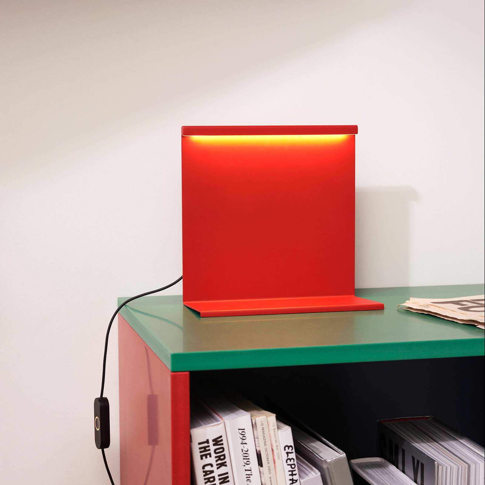 HAY LBM LED-bordslampa med dimmer tomatröd