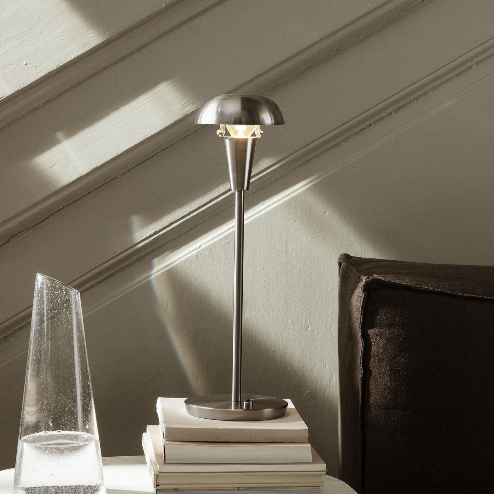 ferm LIVING Stolná lampa Tiny, nikel, výška 42,2 cm, naklápacia