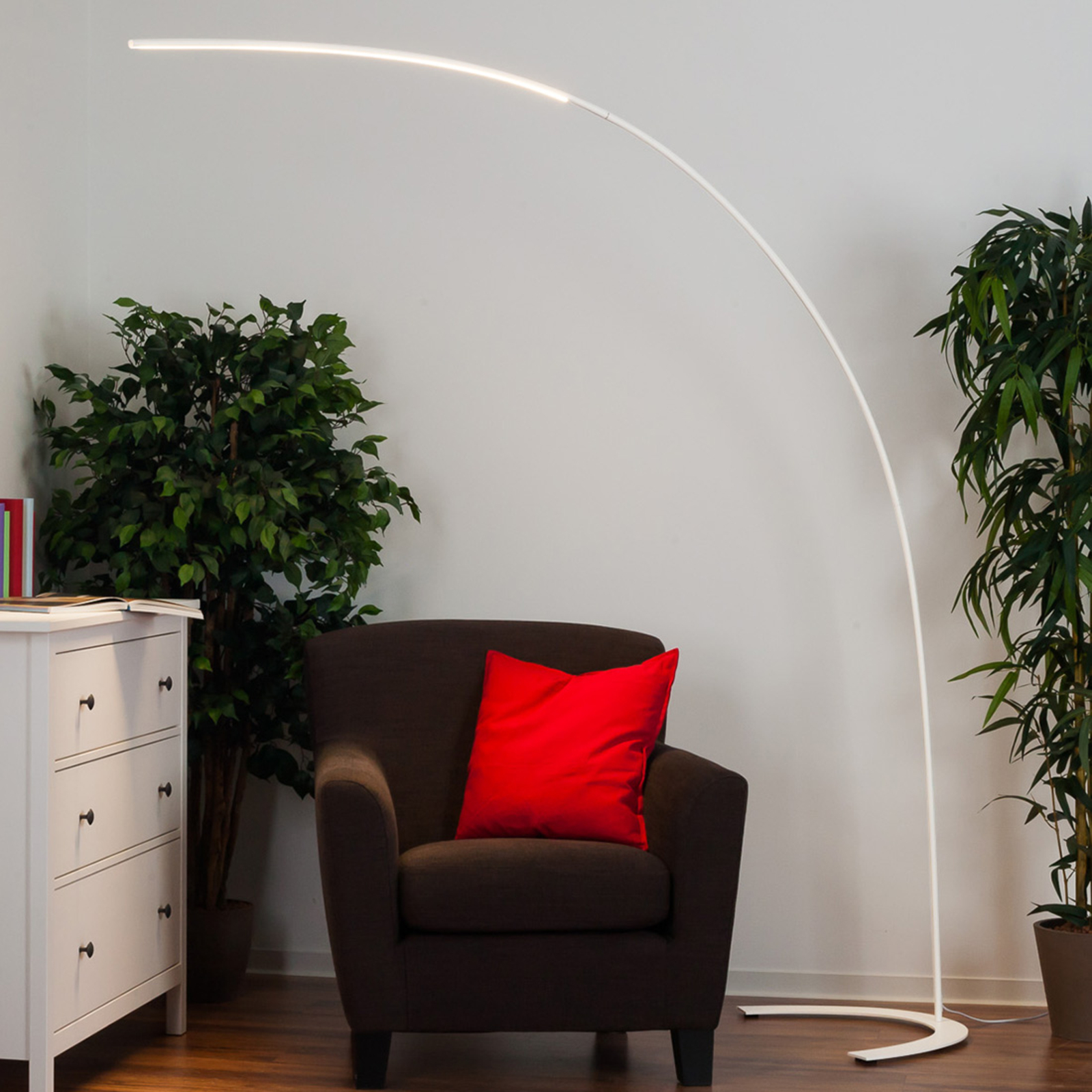 Lampadaire LED minimaliste Danua en blanc
