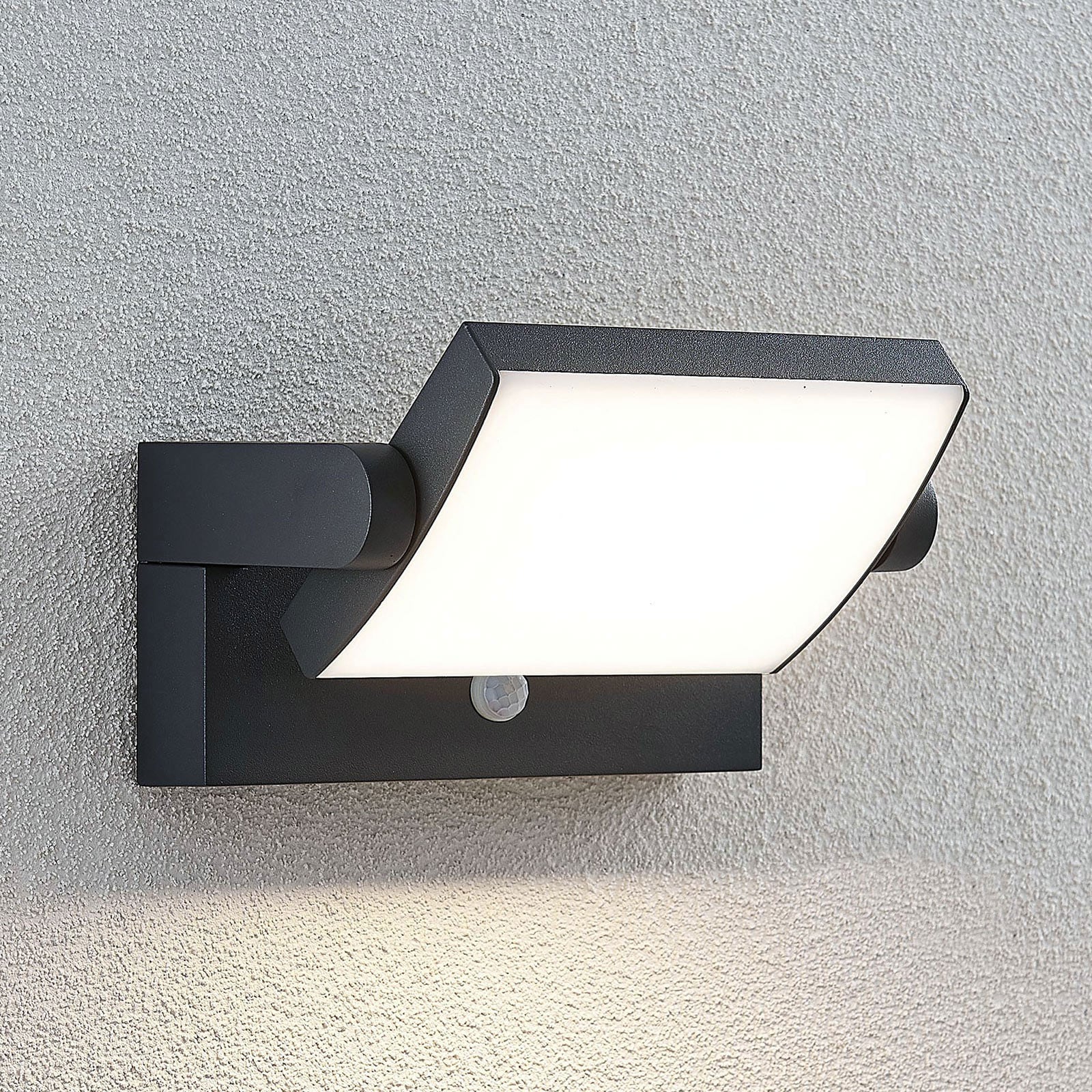 Sherin utomhusv&auml;gglampa med sensor, m&ouml;rkgr&aring; &ndash; Lindby - Balkong - Modern - Aluminium - Med flera ljusk&auml;llor