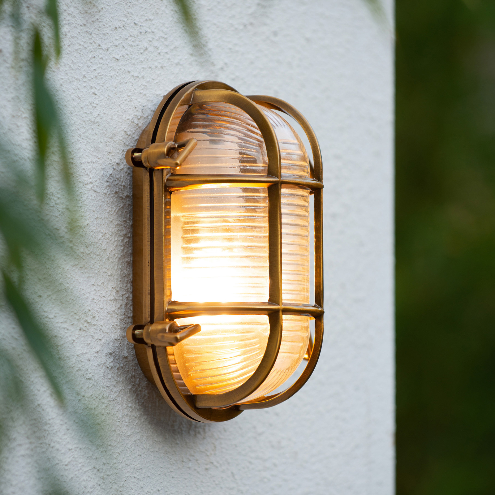Dudley outdoor wall light, brass