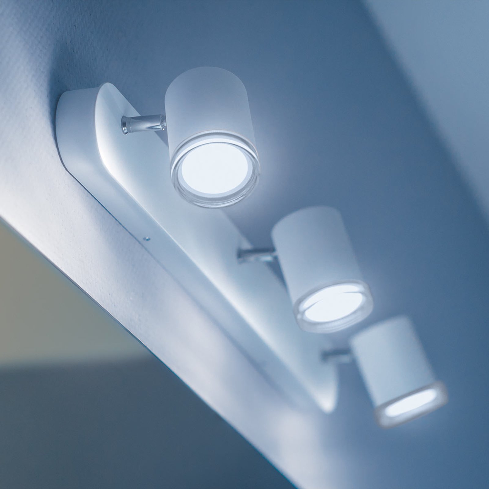 Projetor LED Philips Hue White Ambiance Adore com 3 luzes.