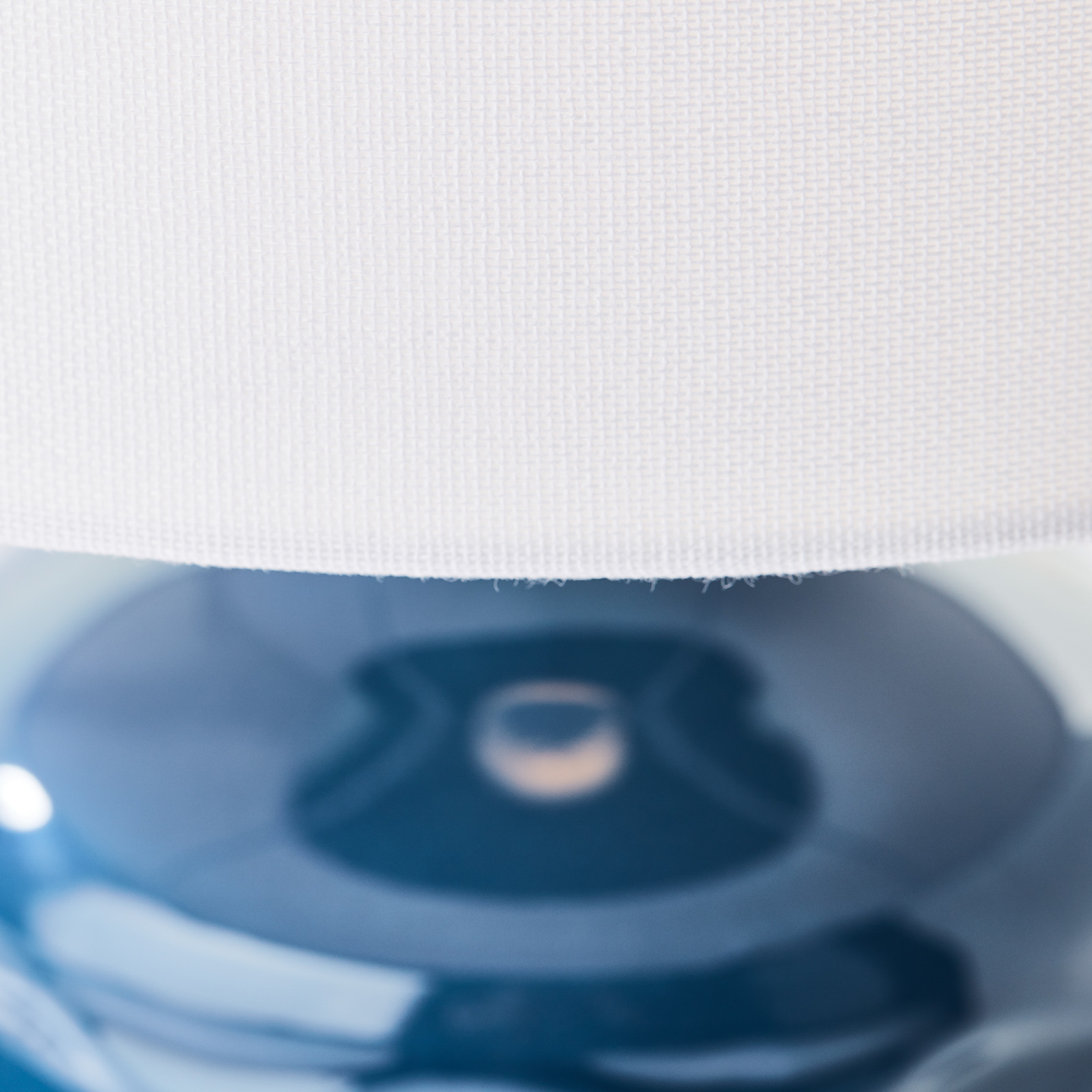 Настолна лампа Ilysa с абажур от плат в бяло, керамична основа в синьо