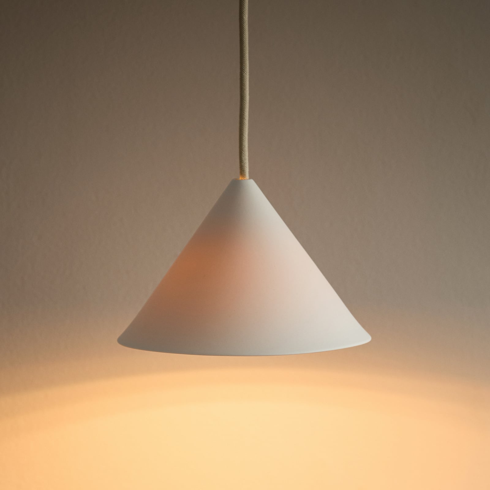 Suspension « Ceramic Cone », blanche, Ø 19 cm, porcelaine, G9 - Moebe