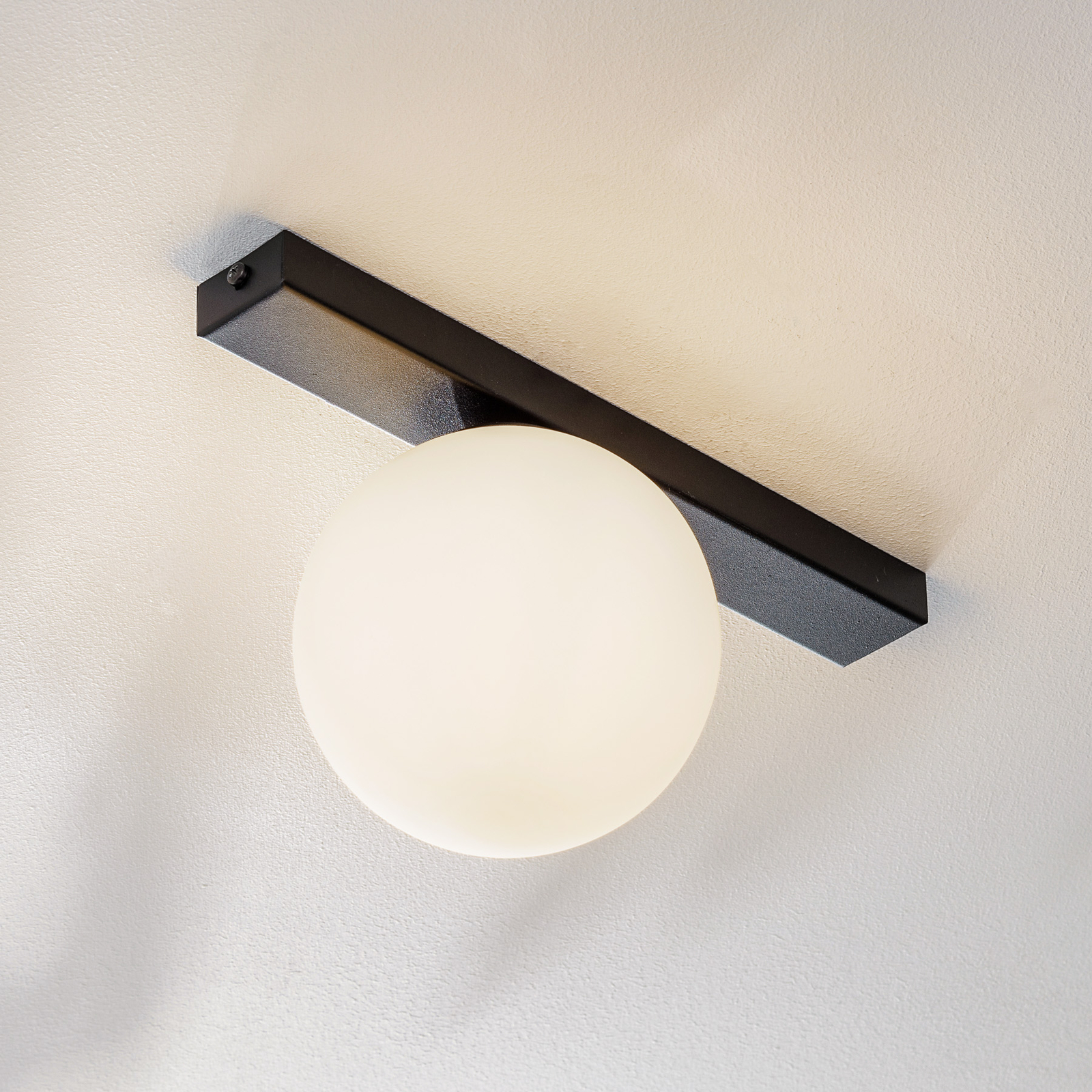 Fit ceiling lamp, black/opal, one-bulb