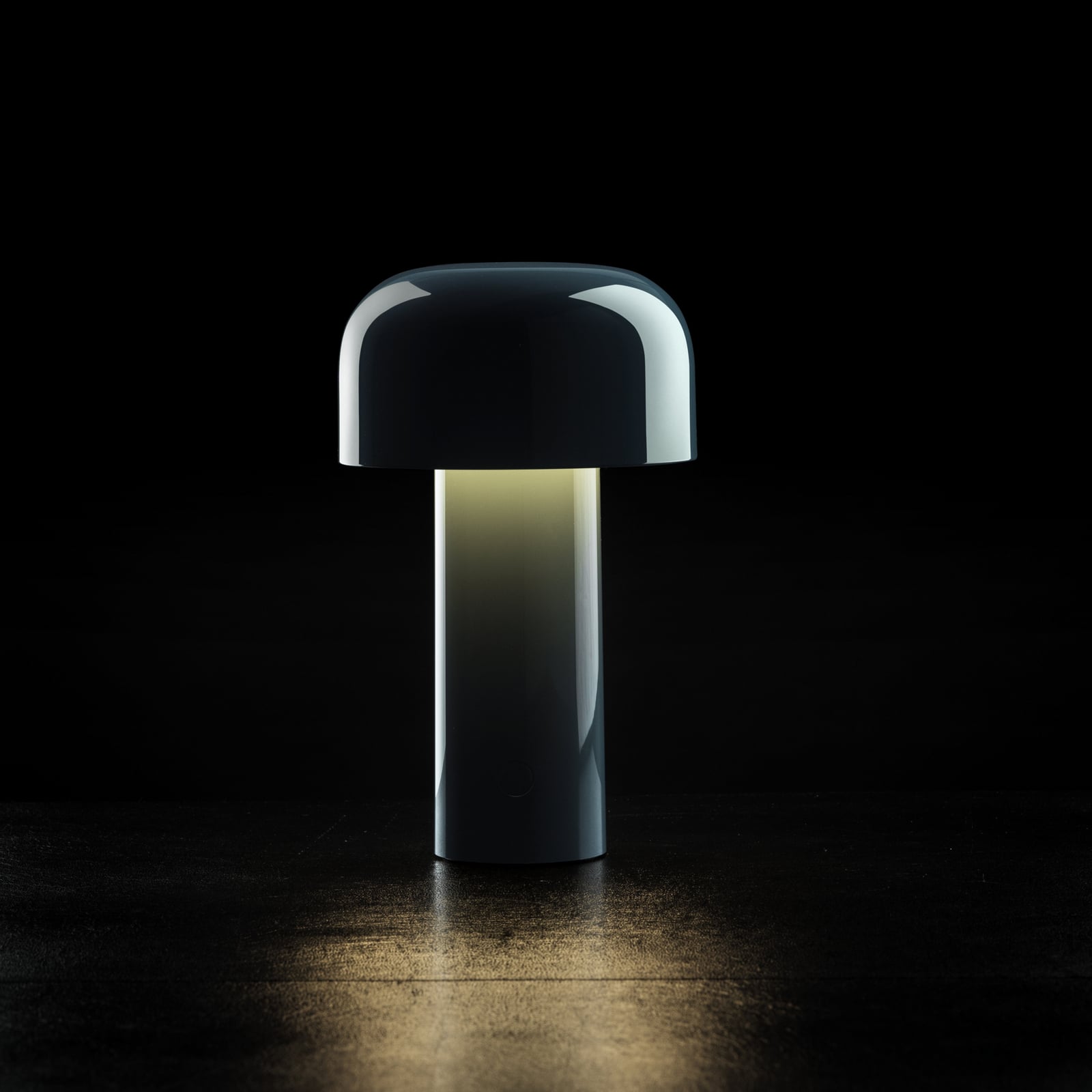 Lampada LED da tavolo ricaricabile Bellhop, blu, 21 cm, dimmerabile, IP54 - FLOS Lampada LED da tavolo ricaricabile Bellhop, blu, 21 cm, dimmerabile, IP54 - FLOS