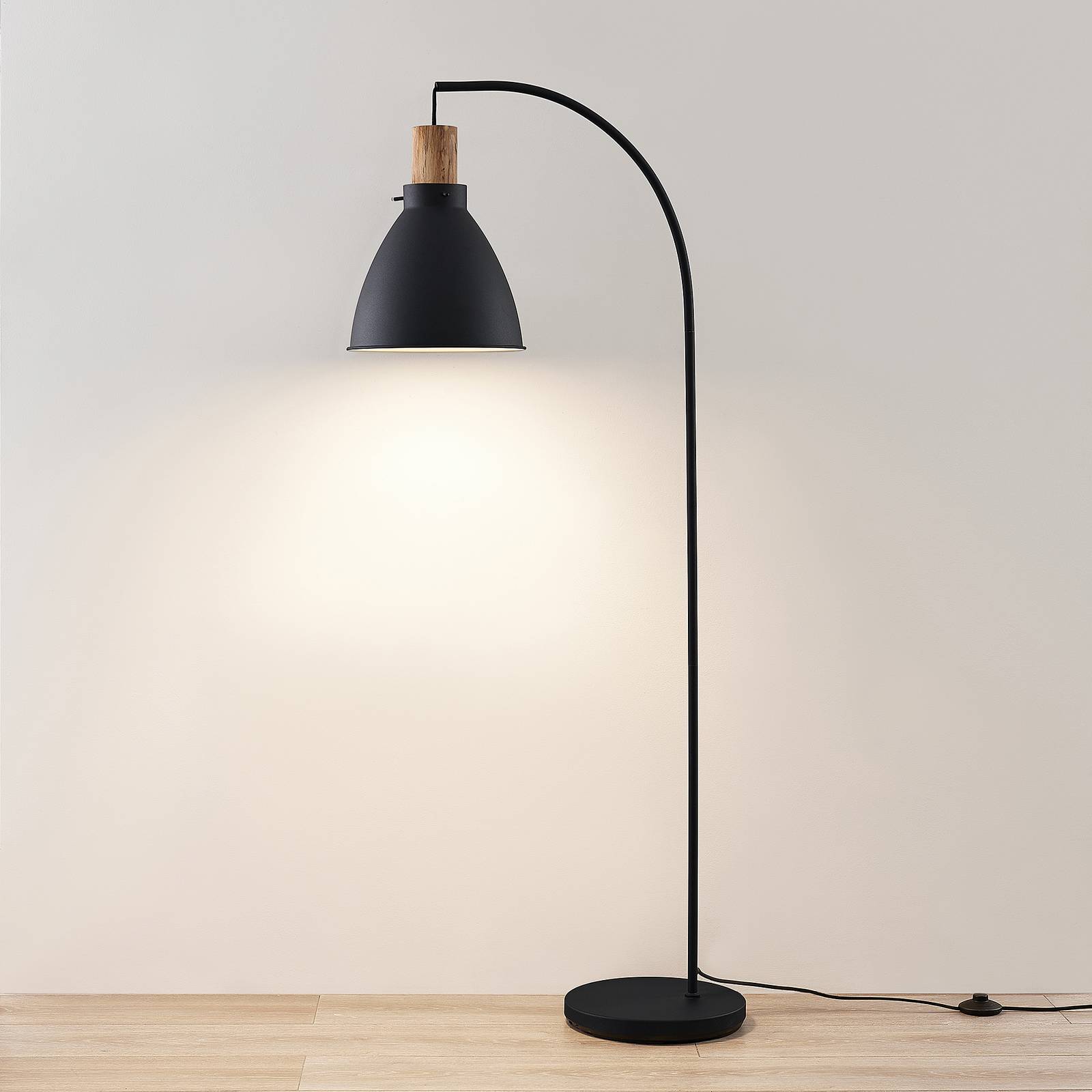 Lampa stojąca Lindby Trebale, czarny, drewno, 154 cm, E27