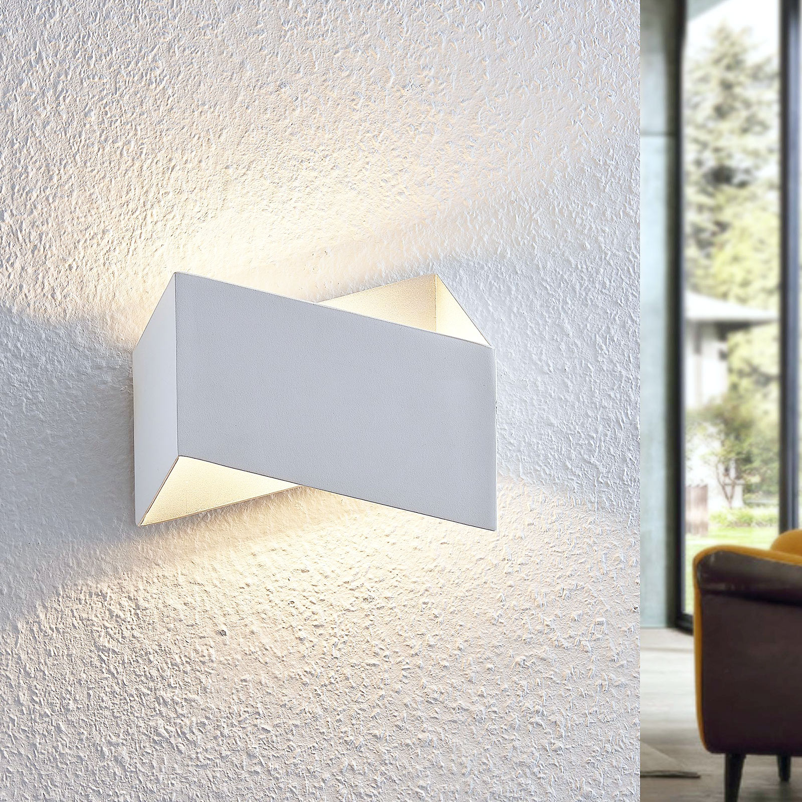 Arcchio Assona wall light, white and silver
