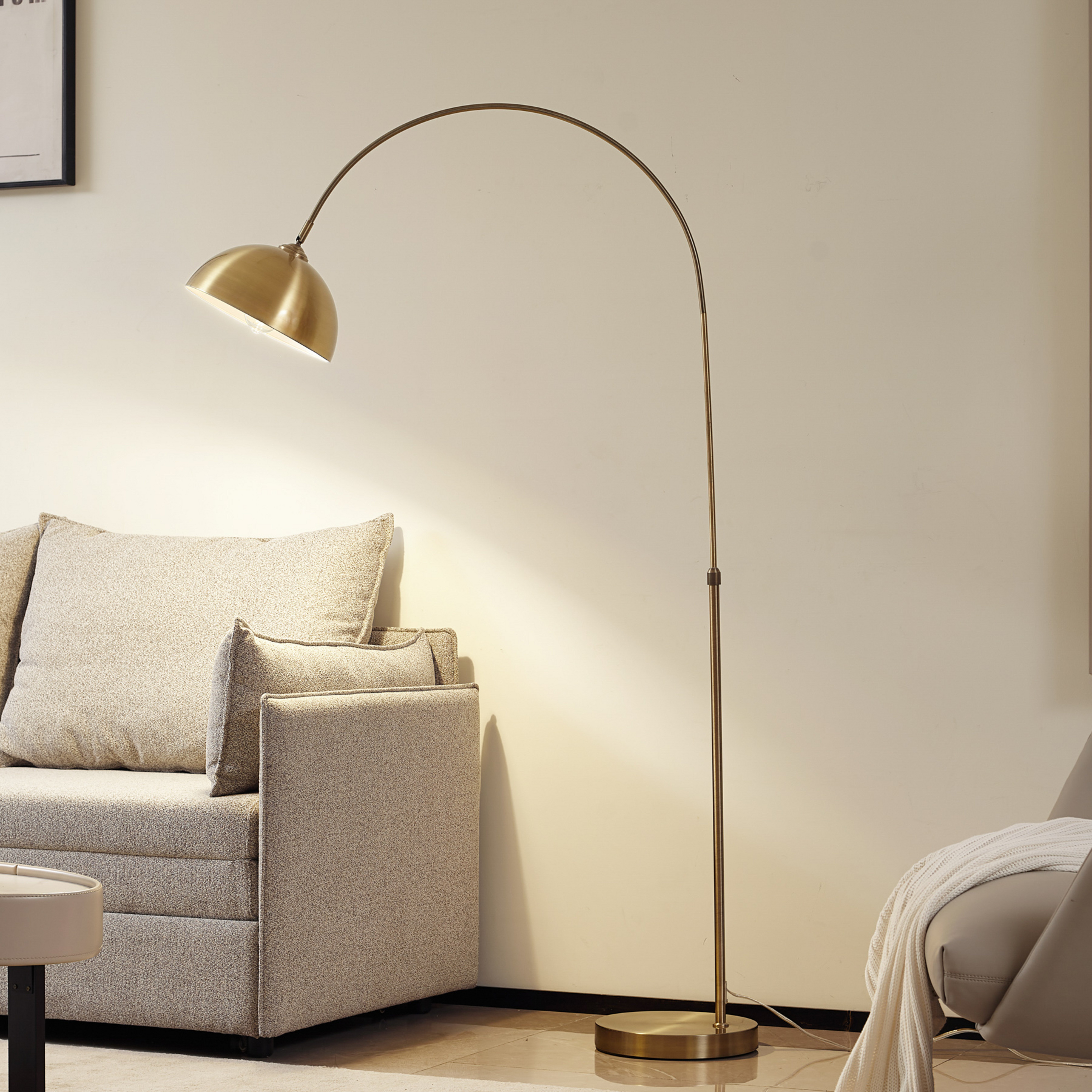 Łukowa lampa podłogowa Lindby Lennar, antyczny mosiądz, metal, 183 cm