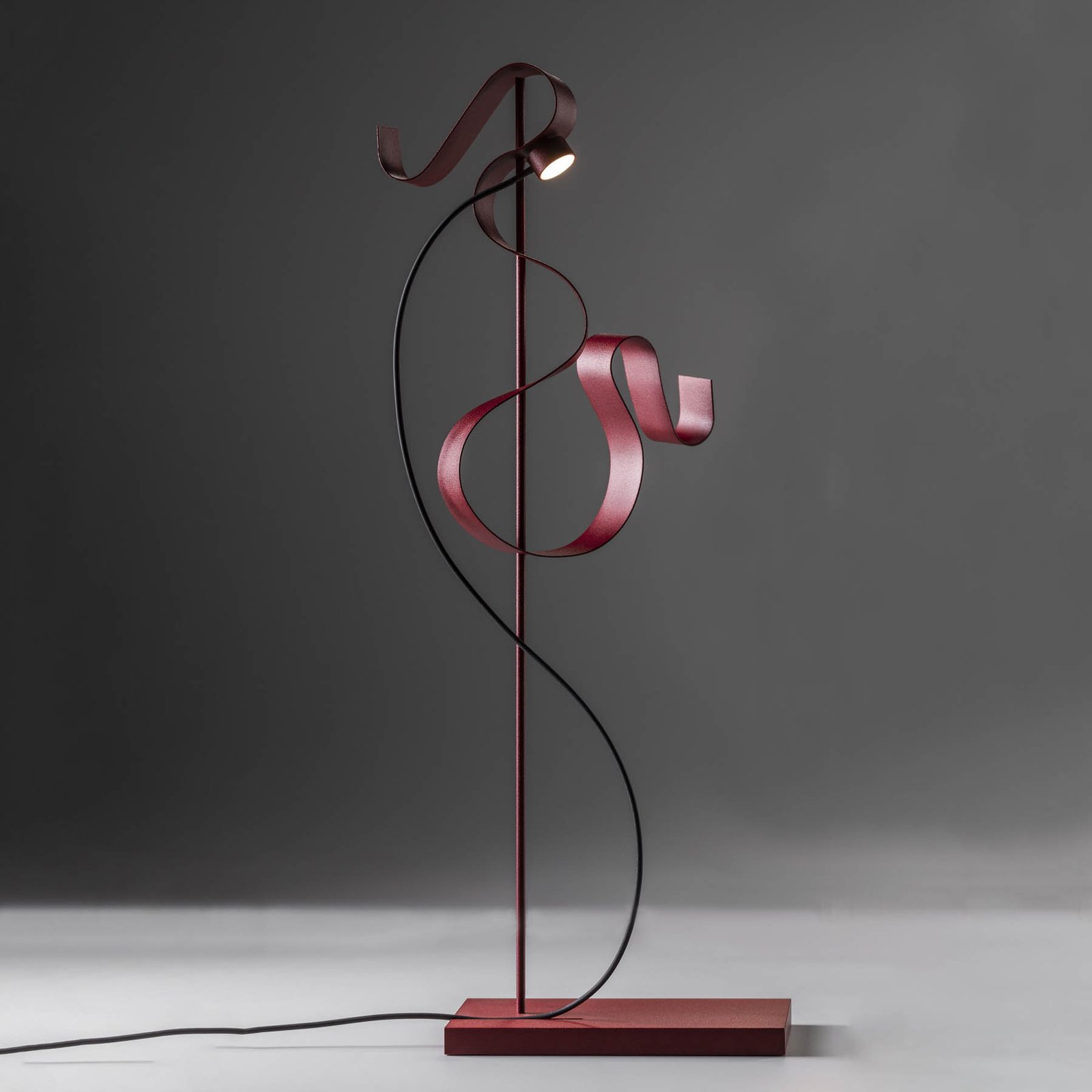 Knikerboker Curve LED-Tischleuchte aus Stahl
