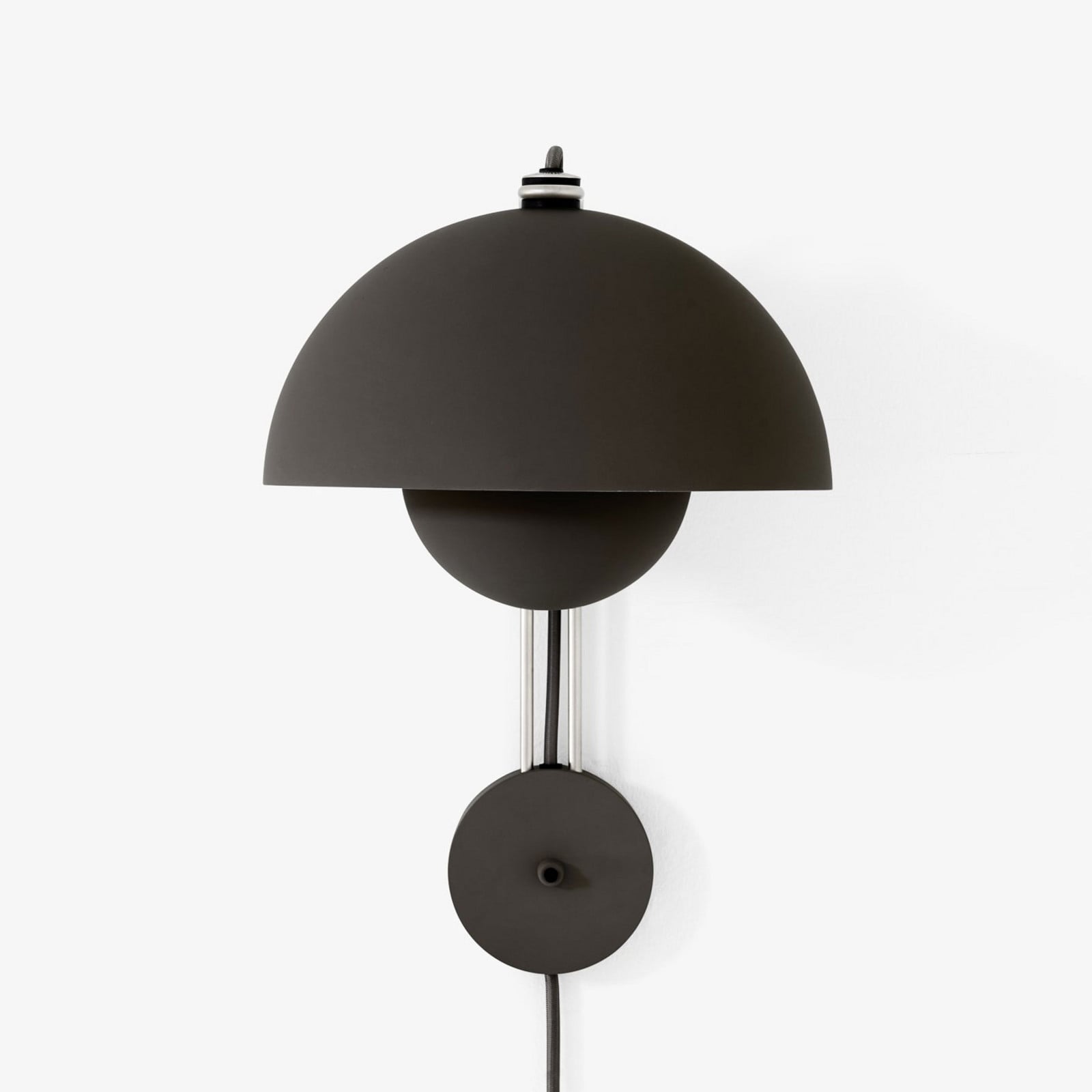 Flowerpot VP8 v&auml;gglampa, stickkontakt, matt svart &Tradition - Vardagsrum - Design - Metall - Med en ljusk&auml;lla