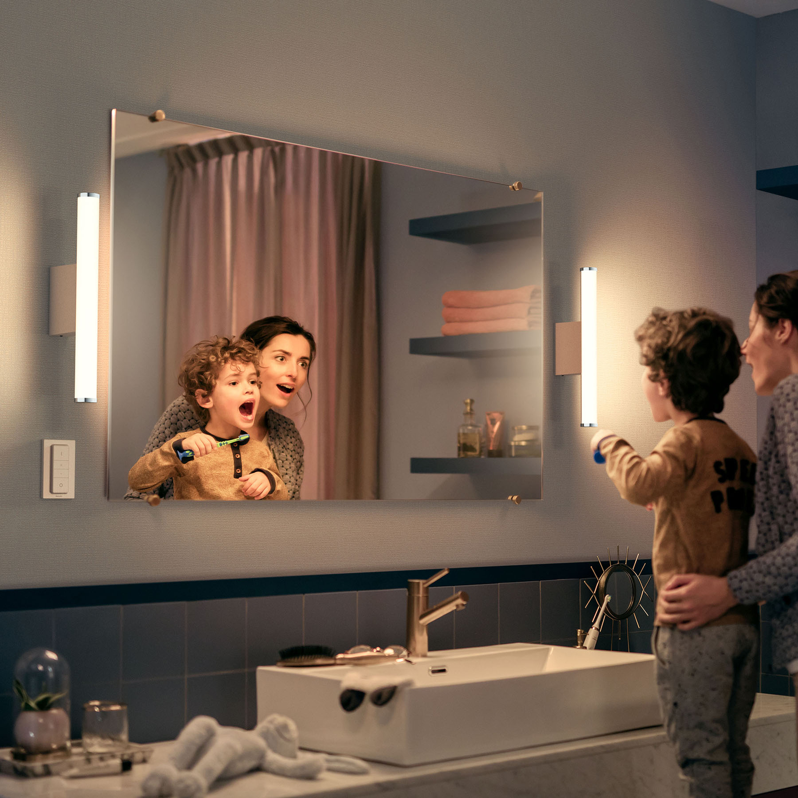 Philips Hue White Ambiance Adore LED-Wandlampe