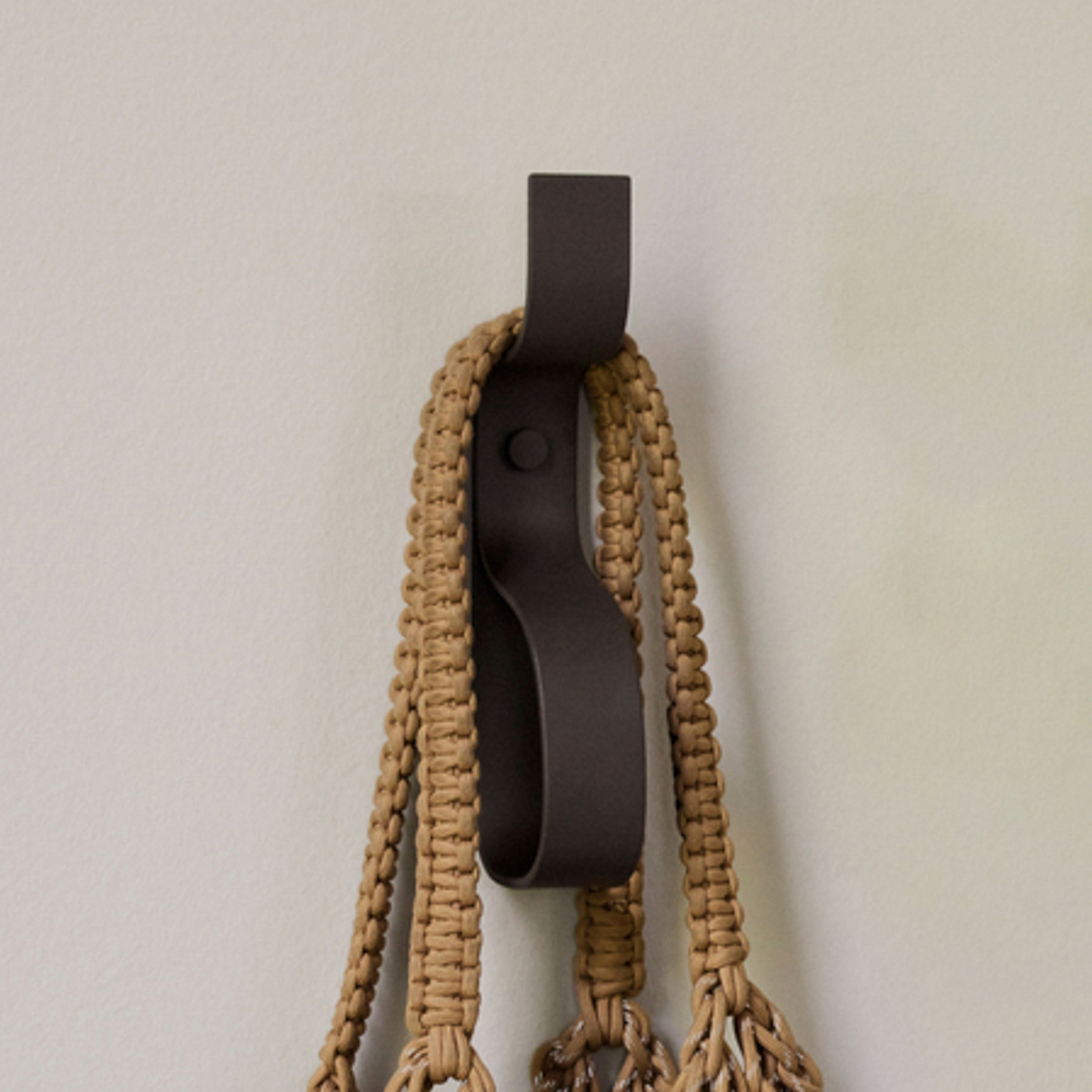 Percha para el guardarropa Nami, marrón oscuro, altura 20 cm - Hübsch